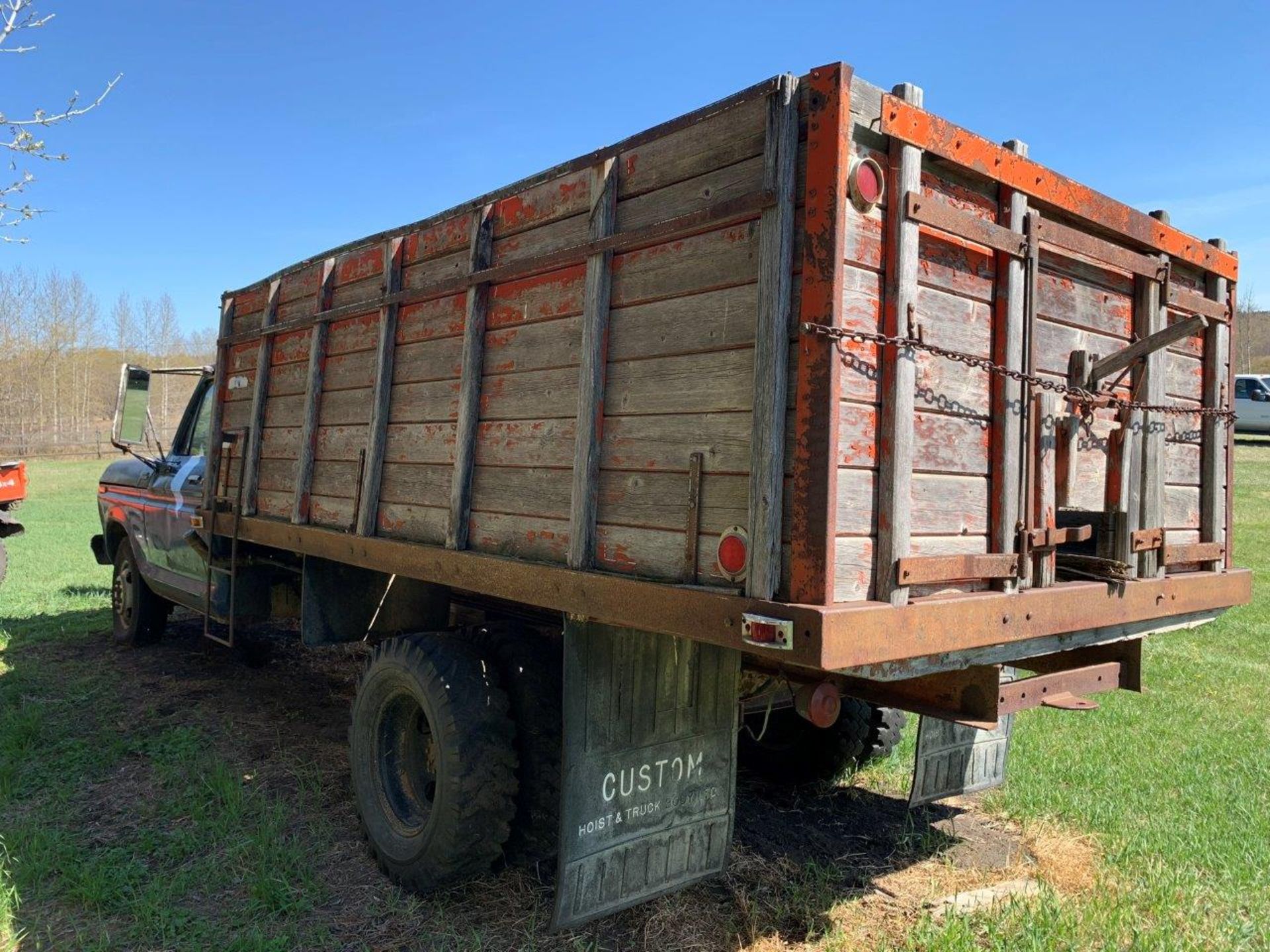 1978 FORD F350 CUSTOM TRUCK W/12 FT WOOD GRAIN BOX & HOIST, V8, 4 SPEED - 81907 KM'S SHOWING - S/ - Image 5 of 12