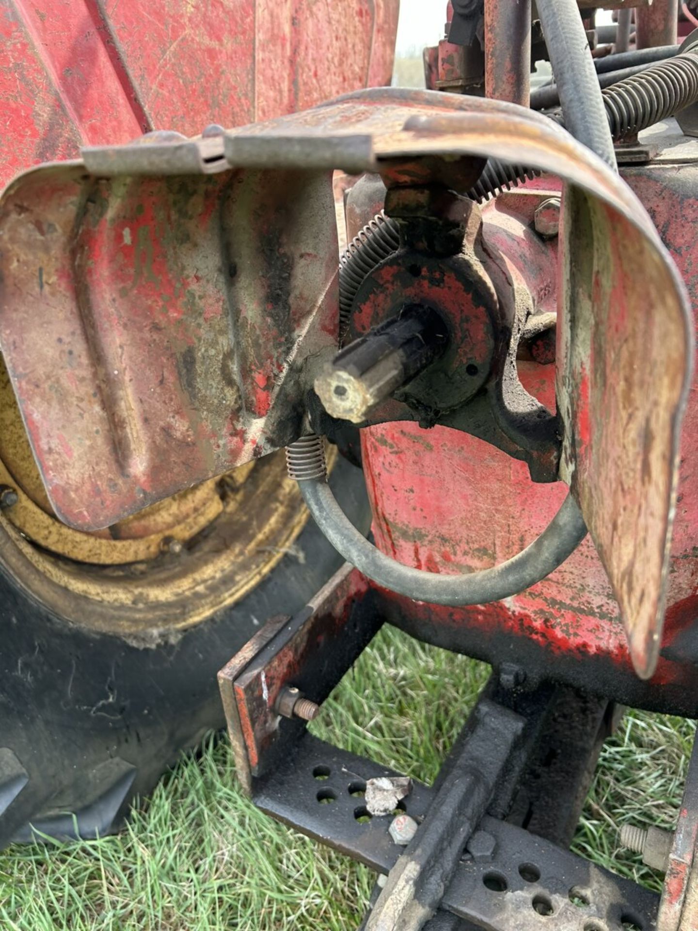 MASSEY HARRIS 44G TRACTOR S/N 4842W/ 7 FT DOZER BLADE - RUNNING - Image 5 of 17