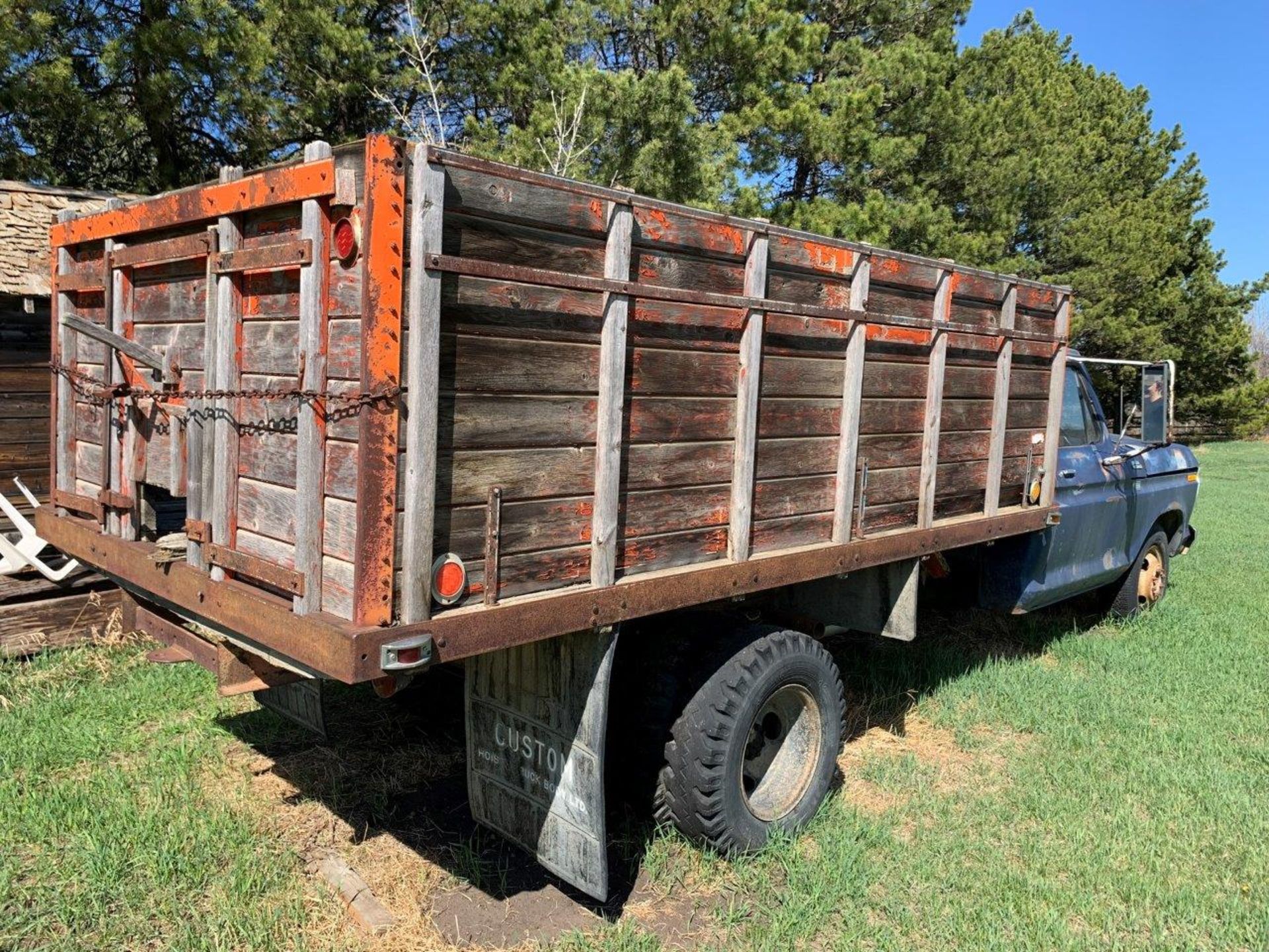 1978 FORD F350 CUSTOM TRUCK W/12 FT WOOD GRAIN BOX & HOIST, V8, 4 SPEED - 81907 KM'S SHOWING - S/ - Image 3 of 12