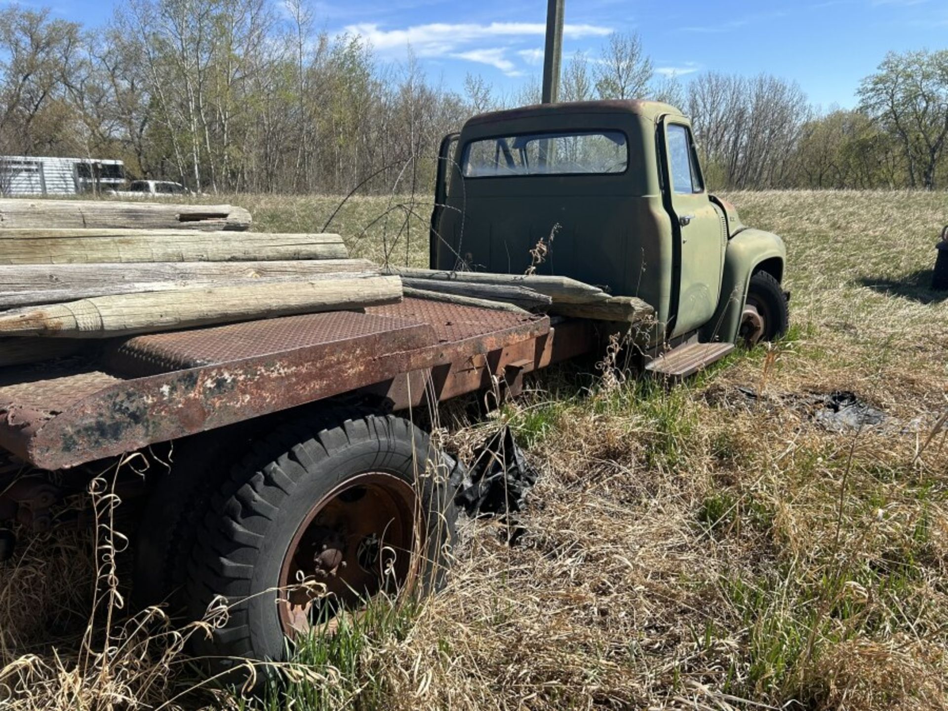 1956 FORD F600 CAB & CHASSIS W/STD TRANS, V8 ENG. (PROJECT) - LOCATED 22 KM EAST OF PONOKA - Image 4 of 7
