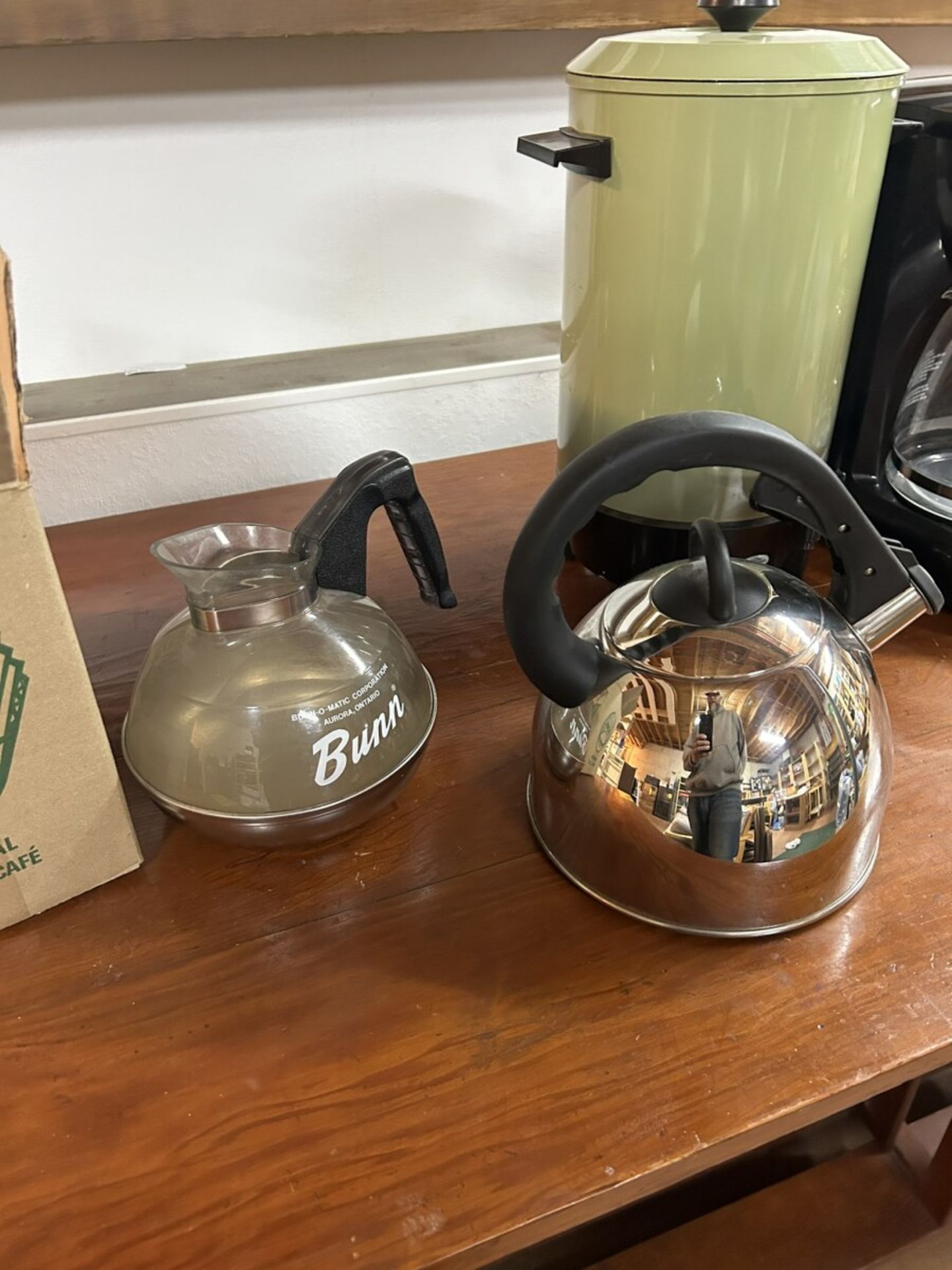 2 ELECTRIC COFFEE MAKERS, FILTERS, TEA KETTLE - Bild 4 aus 5