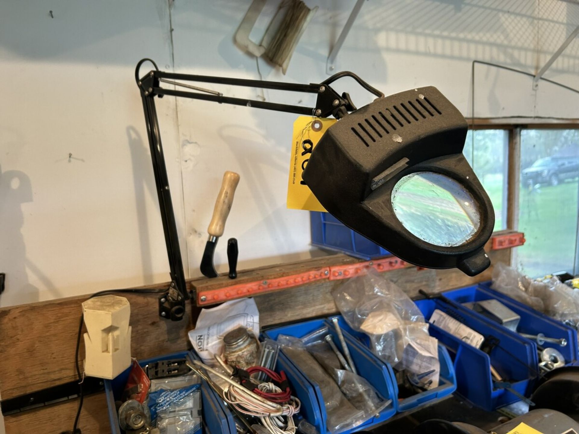 ARTICULATING TASK LIGHT W/ MAGNIFYING GLASS