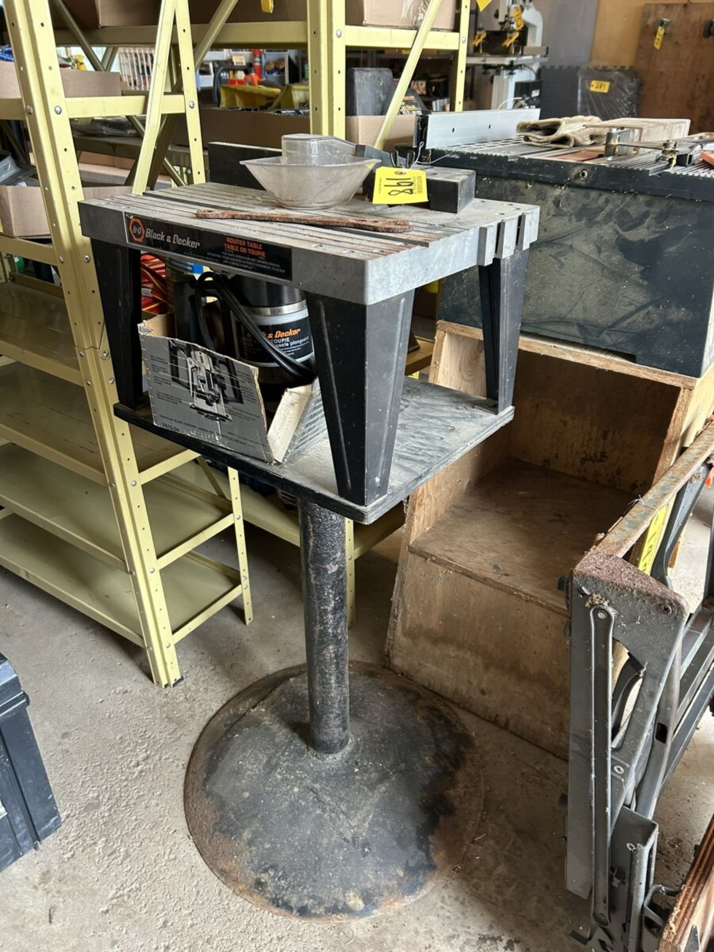 BLACK & DECKER ROUTER AND TABLE ON PEDESTAL