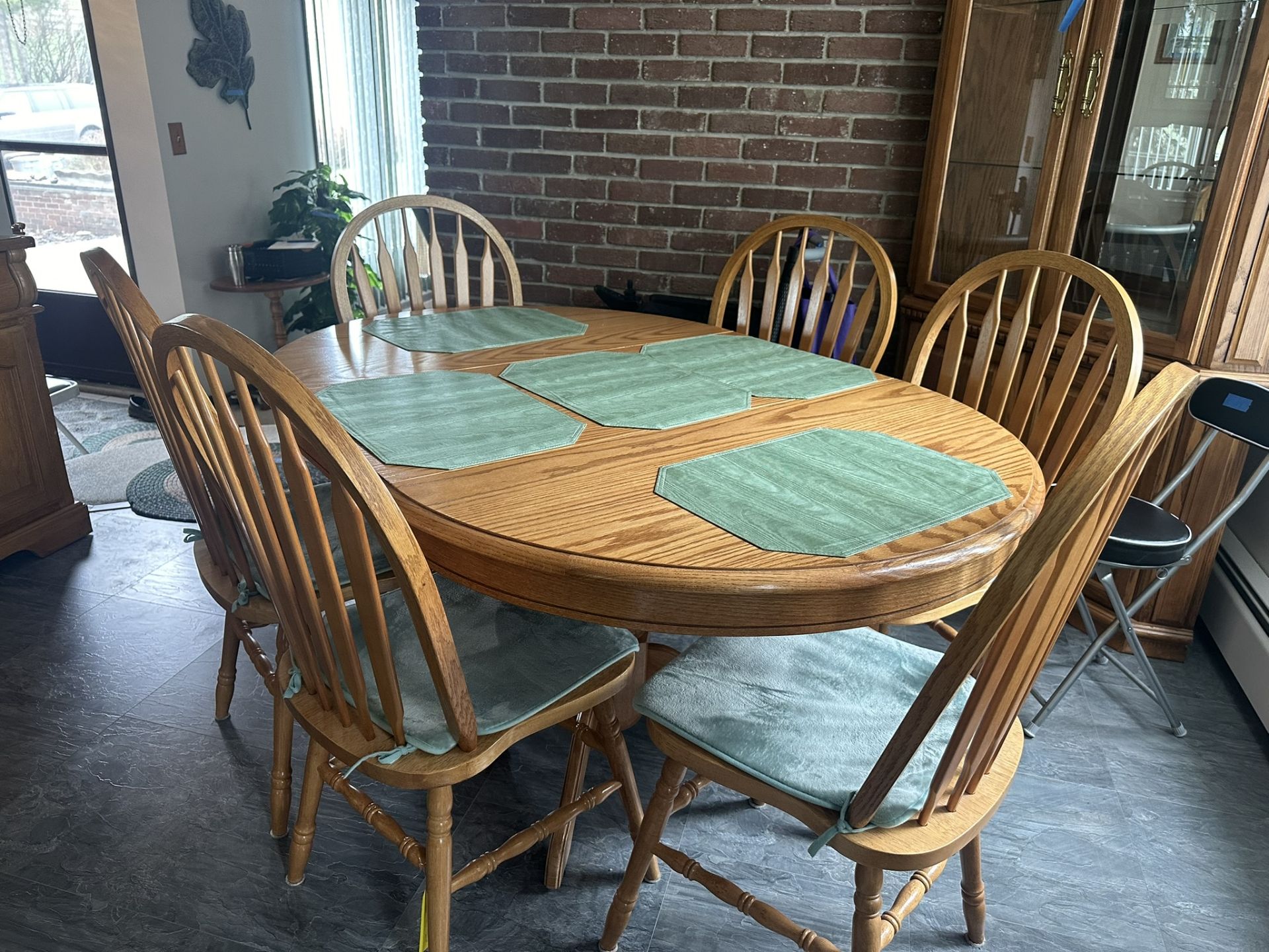 OAK 42" DIA PEDESTAL DINNING ROOM TABLE W/ 6 CHAIRS AND 18" LEAF - Image 2 of 3