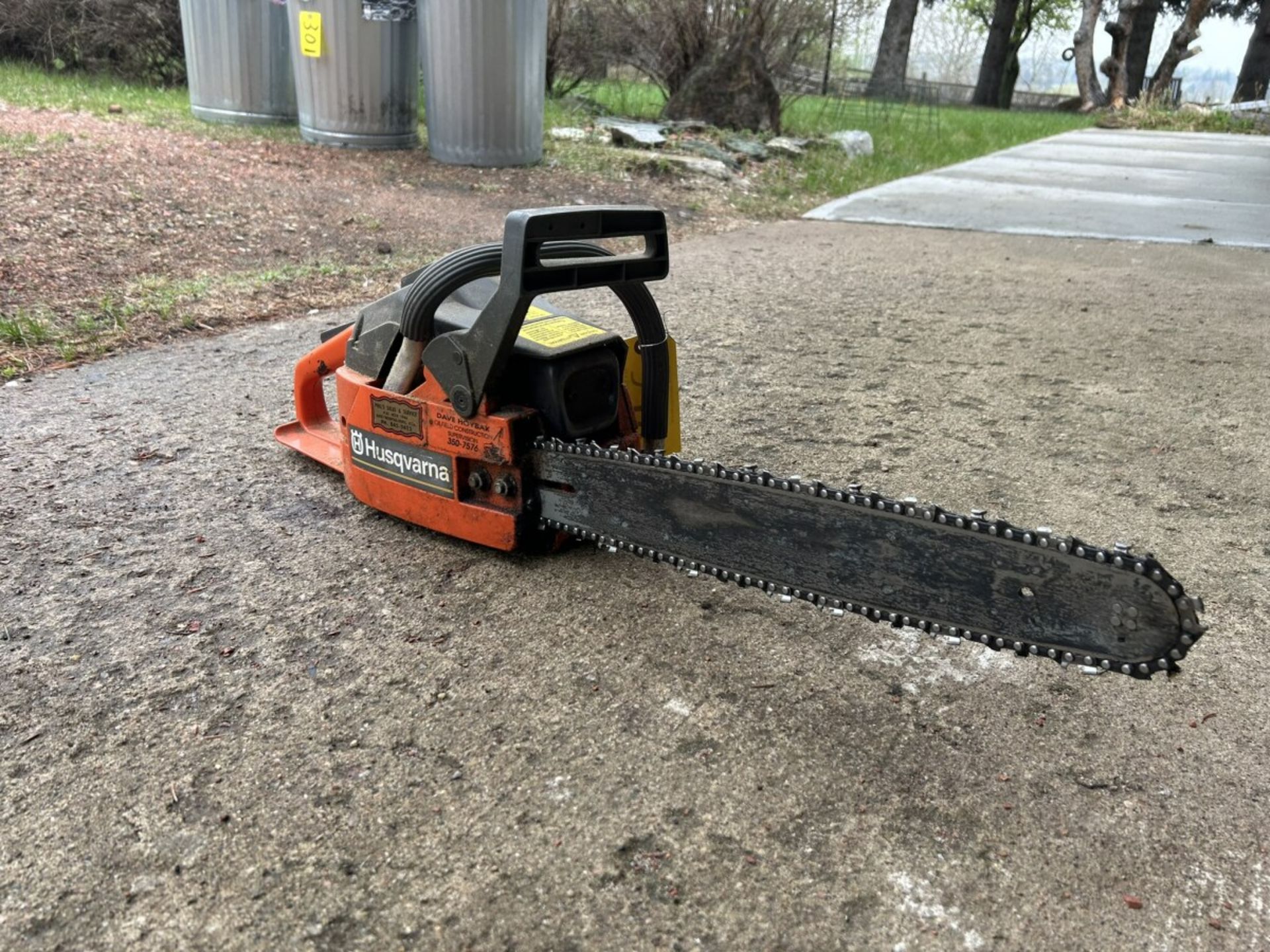 HUSQVARNA 36 CHAIN SAW AND ASSORTED CHAIN OIL - Image 5 of 10