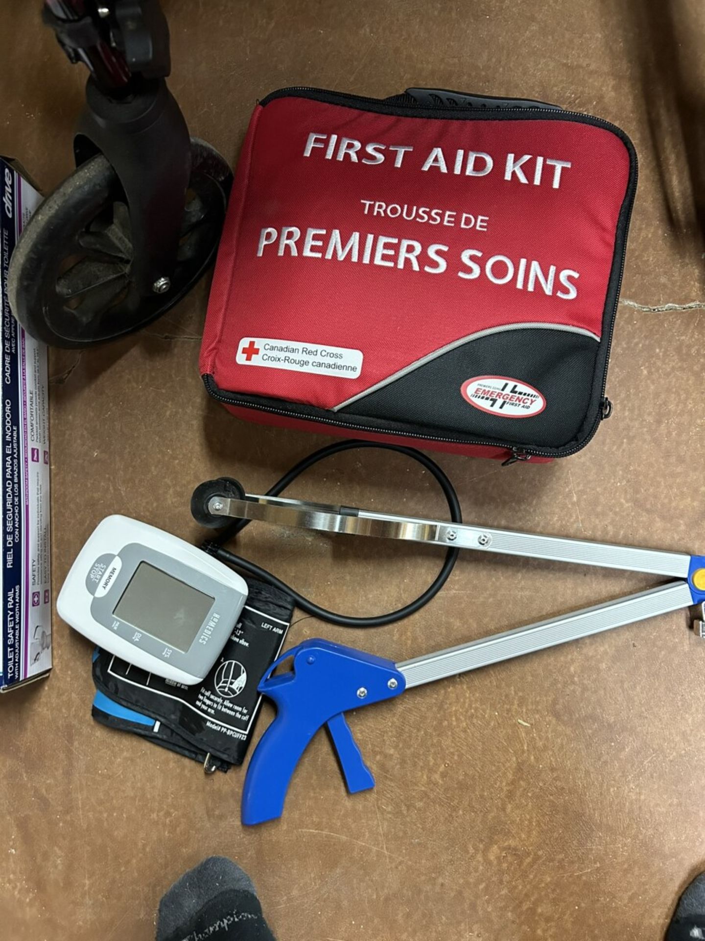 WHEEL CHAIR, BLOOD PRESSURE MONITOR, HAND CLAW, FIRST AID KIT, TOILET SAFETY RAIL - Image 3 of 6