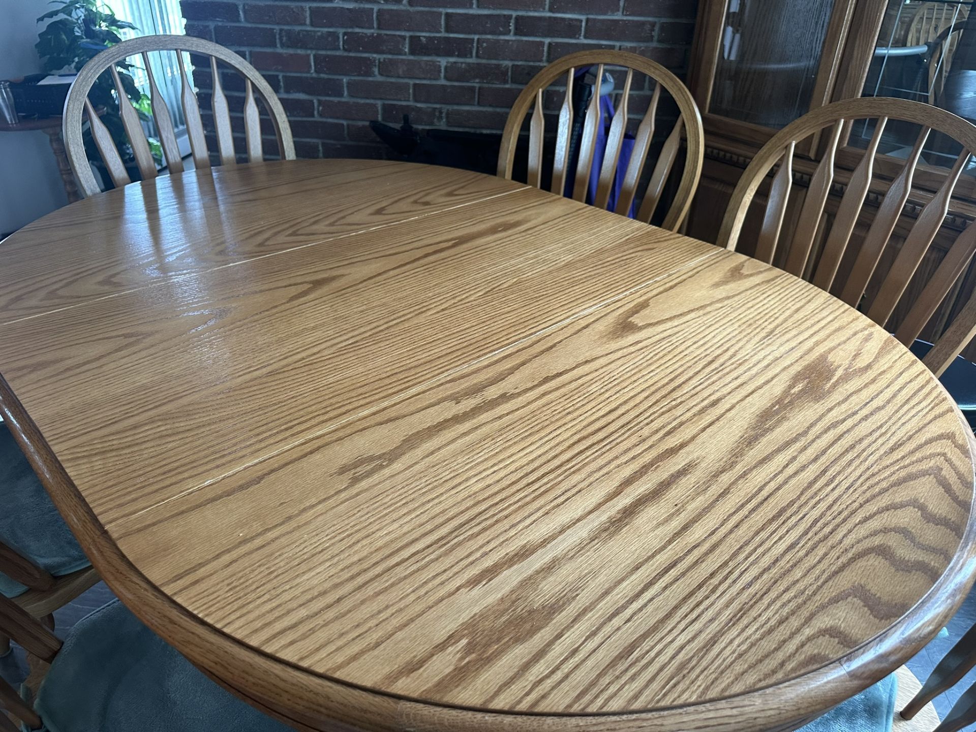 OAK 42" DIA PEDESTAL DINNING ROOM TABLE W/ 6 CHAIRS AND 18" LEAF - Image 3 of 3