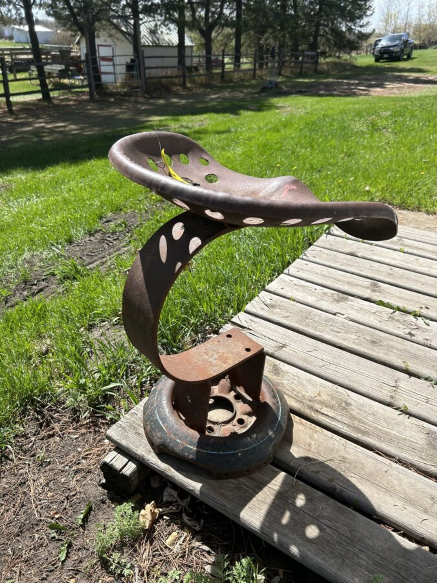 ANTIQUE IMPLEMENT SEAT - Image 3 of 5