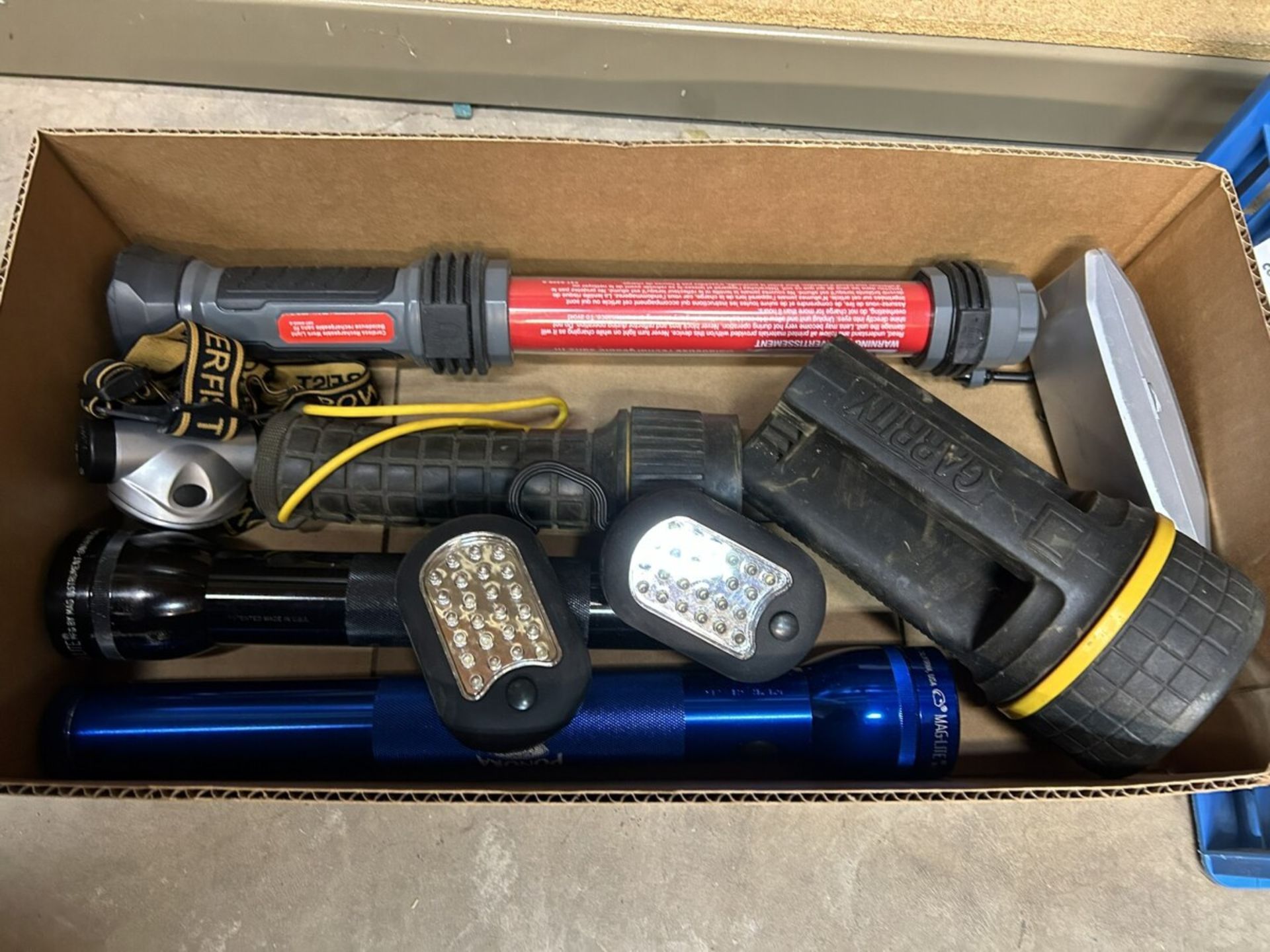 L/O ASSORTED - FLASHLIGHTS AND WALL OUTLET 6 WAY ADAPTERS - Image 2 of 5