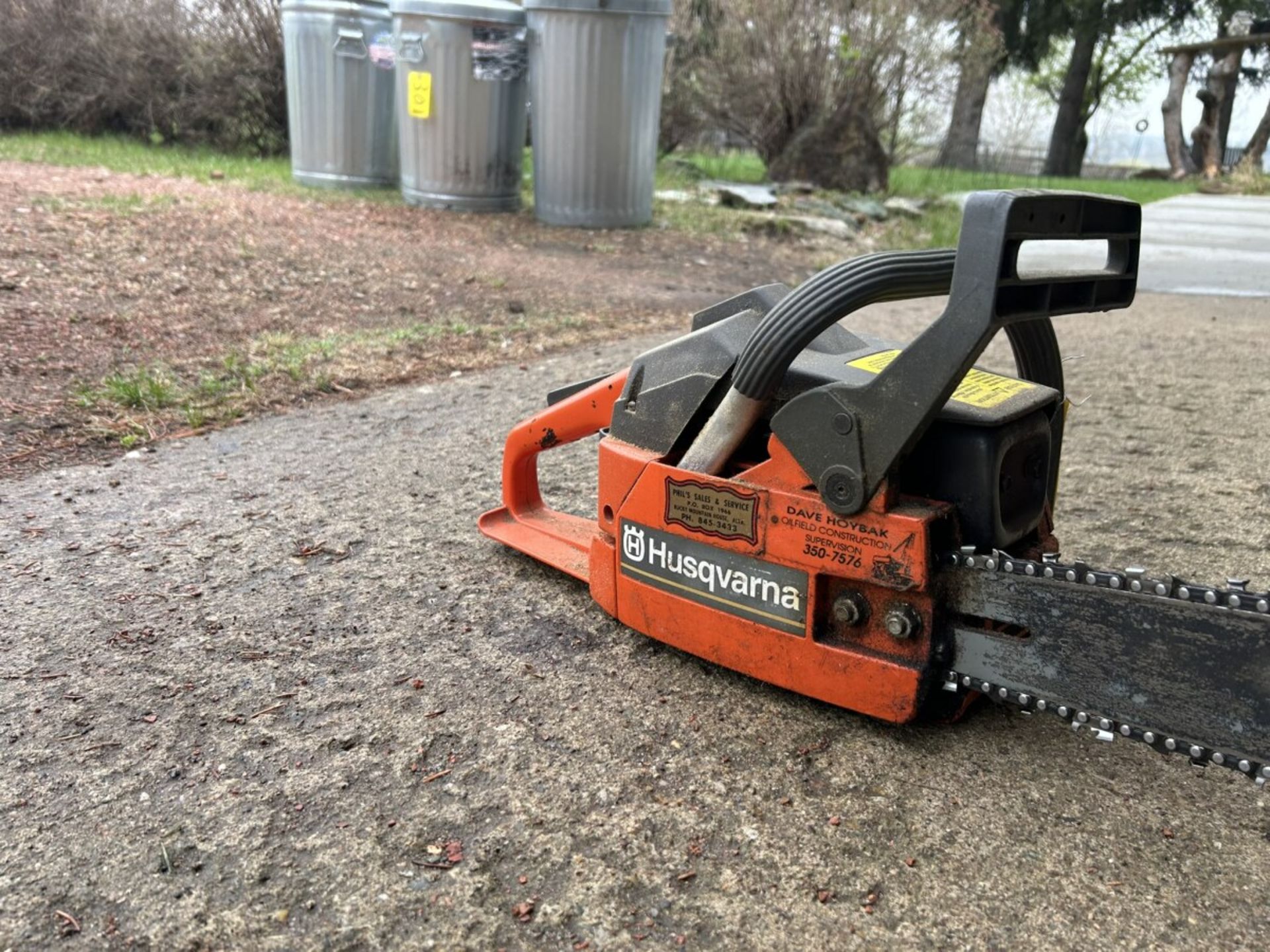 HUSQVARNA 36 CHAIN SAW AND ASSORTED CHAIN OIL - Image 6 of 10