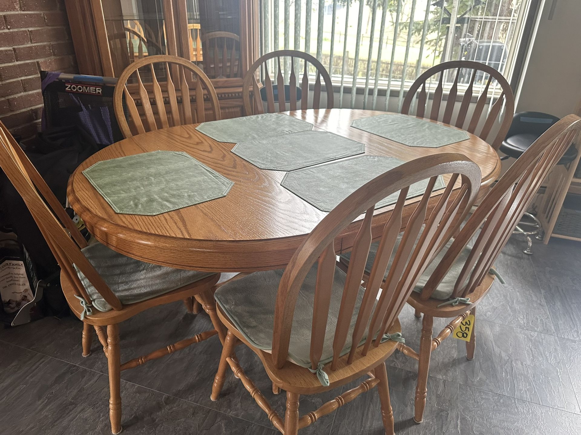 OAK 42" DIA PEDESTAL DINNING ROOM TABLE W/ 6 CHAIRS AND 18" LEAF