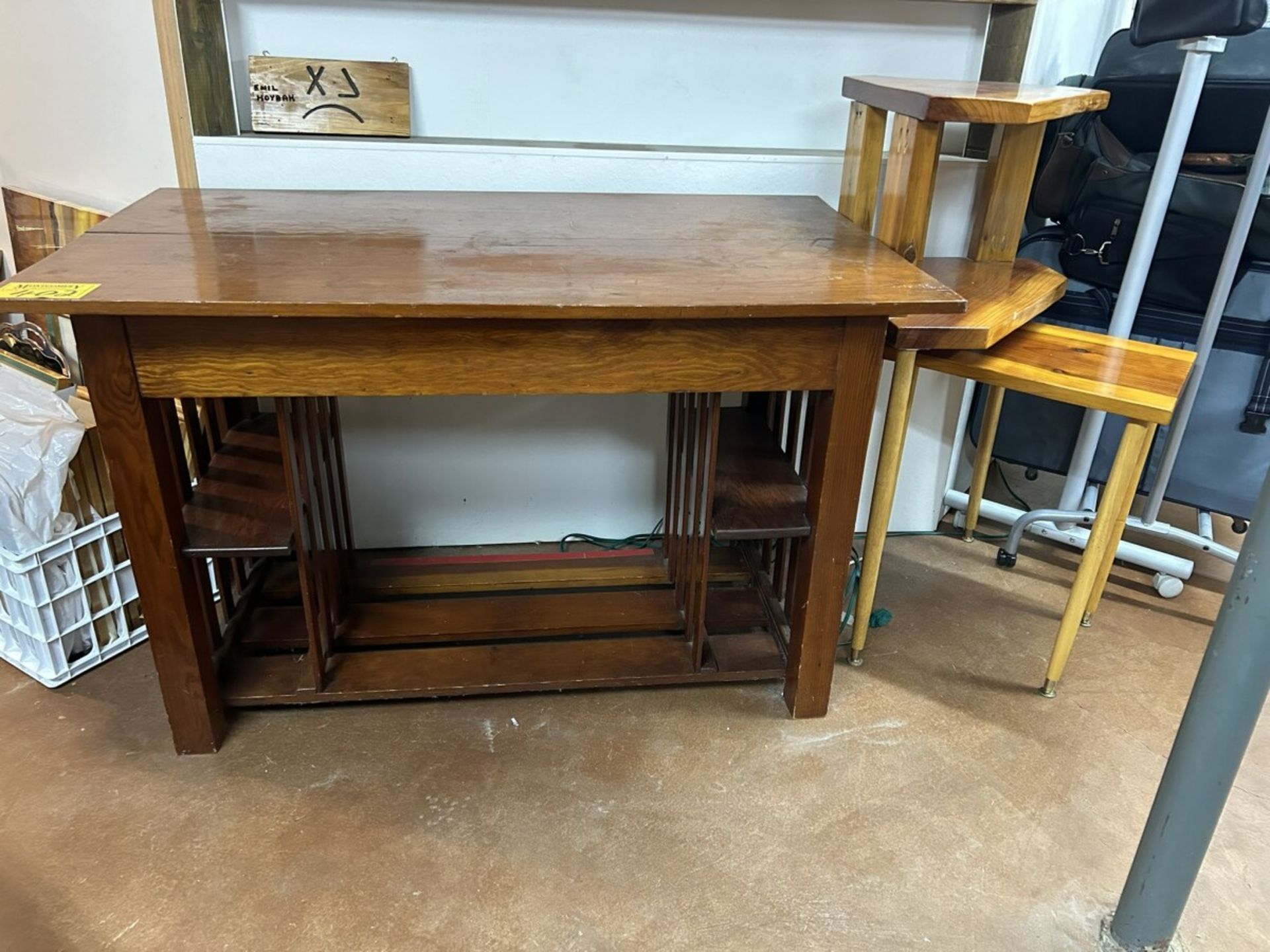 WOOD TABLE W/CORNER STANDS 27X48X30.5