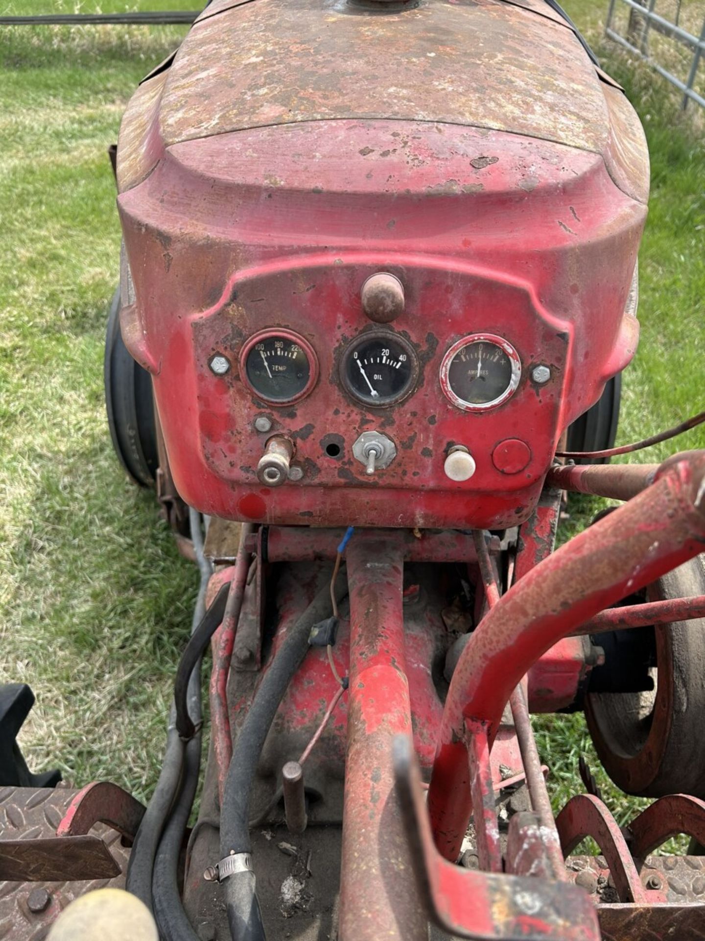 MASSEY HARRIS 44G TRACTOR S/N 4842W/ 7 FT DOZER BLADE - RUNNING - Image 9 of 17