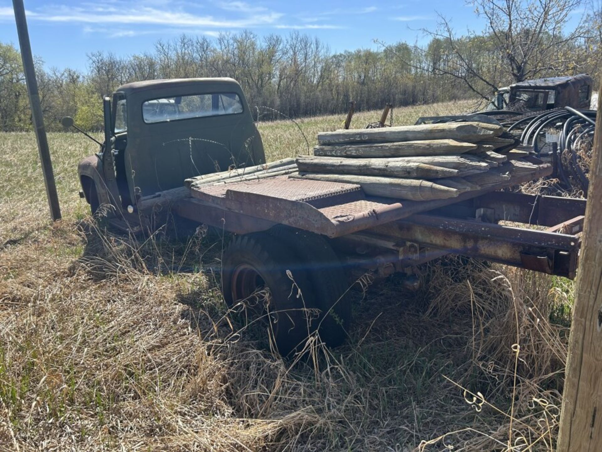 1956 FORD F600 CAB & CHASSIS W/STD TRANS, V8 ENG. (PROJECT) - LOCATED 22 KM EAST OF PONOKA - Image 5 of 7