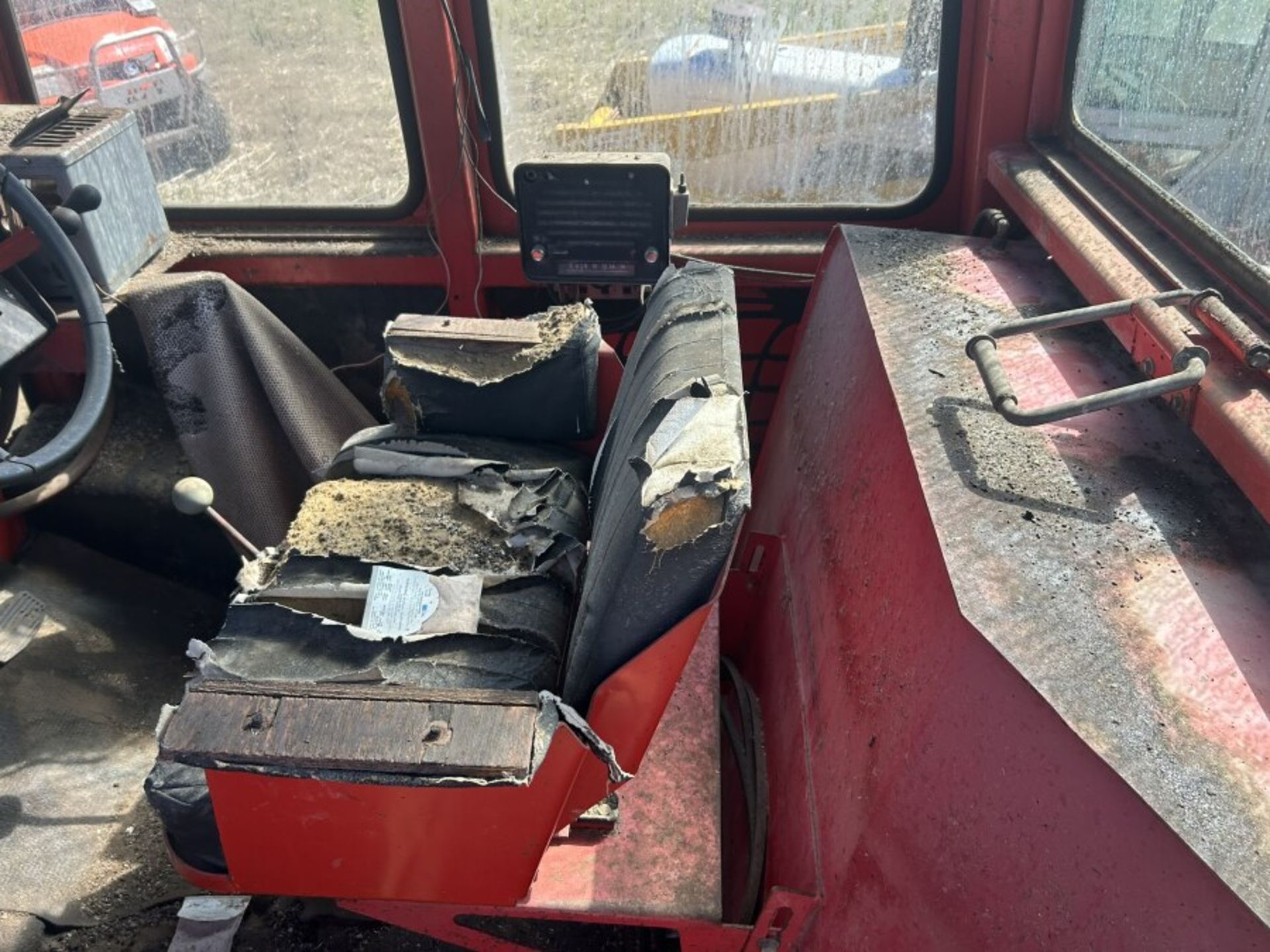 MF 1800 4X4 TRACTOR W/DOZER, 3160 CAT ENGINE, 12 FT DOZER, 23.1X34 SINGLE RUBBER 4,815 HR SHOWING ( - Image 11 of 15