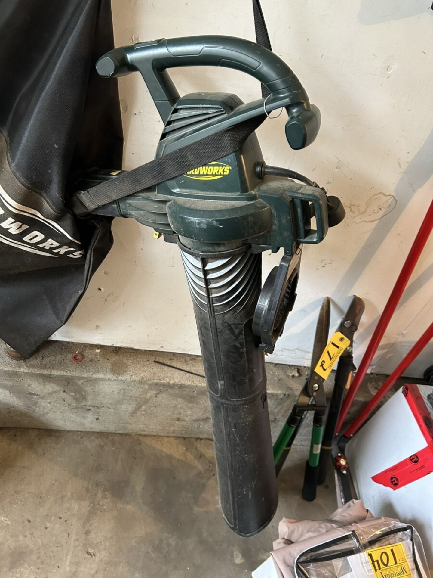 YARDWORKS ELEC. LEAF BLOWER/VACUUM - Image 2 of 3