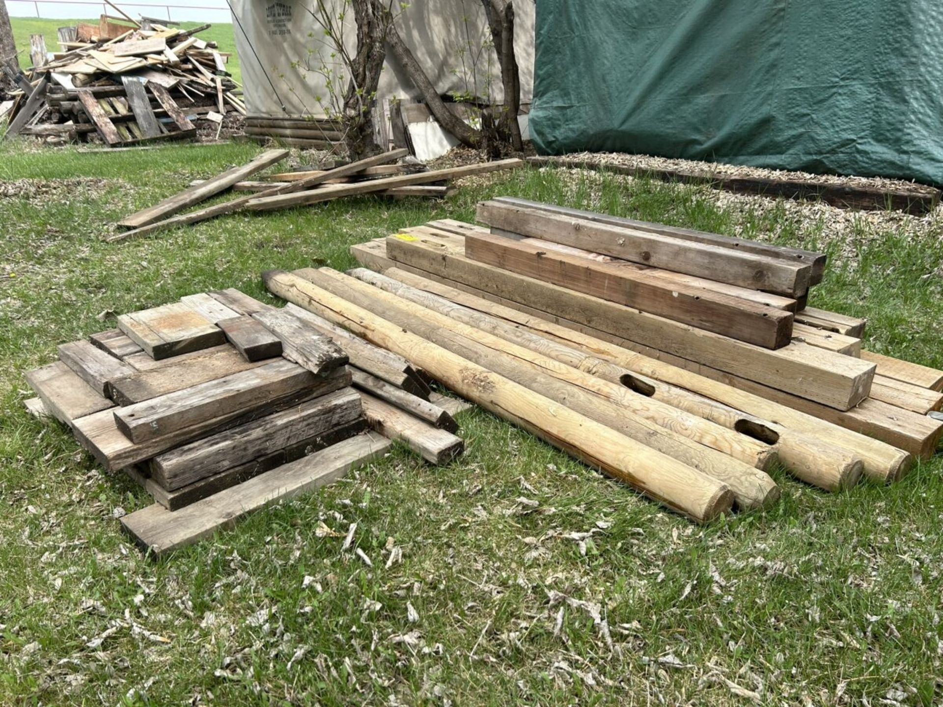 L/O ASSORTED WOOD POSTS 4X6X8', 4X6X6', 4"X7' ROUND, ETC… - Image 5 of 6