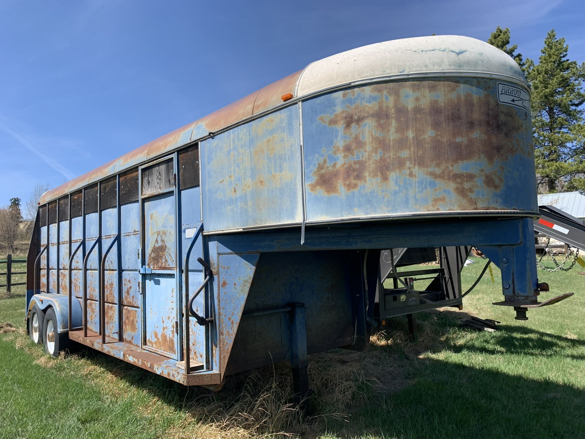 1987 GOERTZEN TRAILER G/N 6X18 FT T/A STOCK TRAILER W/ CENTRE DIVIDE GATE, RUBBER MATS, S/N - Image 2 of 5