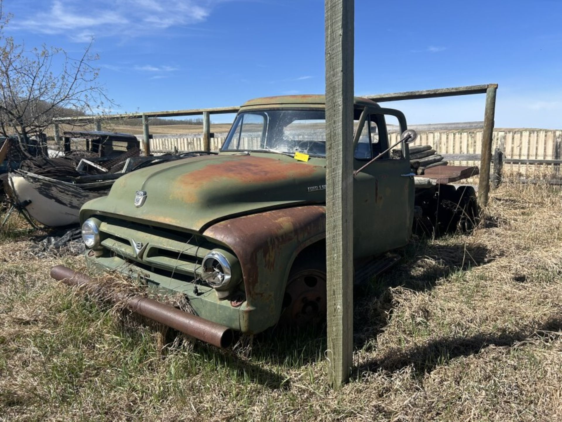 1956 FORD F600 CAB & CHASSIS W/STD TRANS, V8 ENG. (PROJECT) - LOCATED 22 KM EAST OF PONOKA
