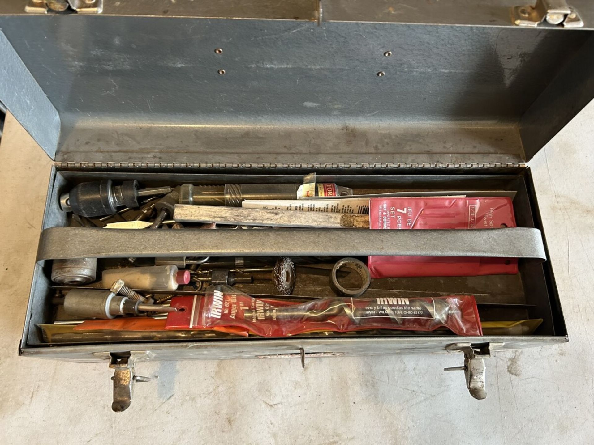 METAL TOOLBOX W/ ASSORTED TOOLS - Image 3 of 4