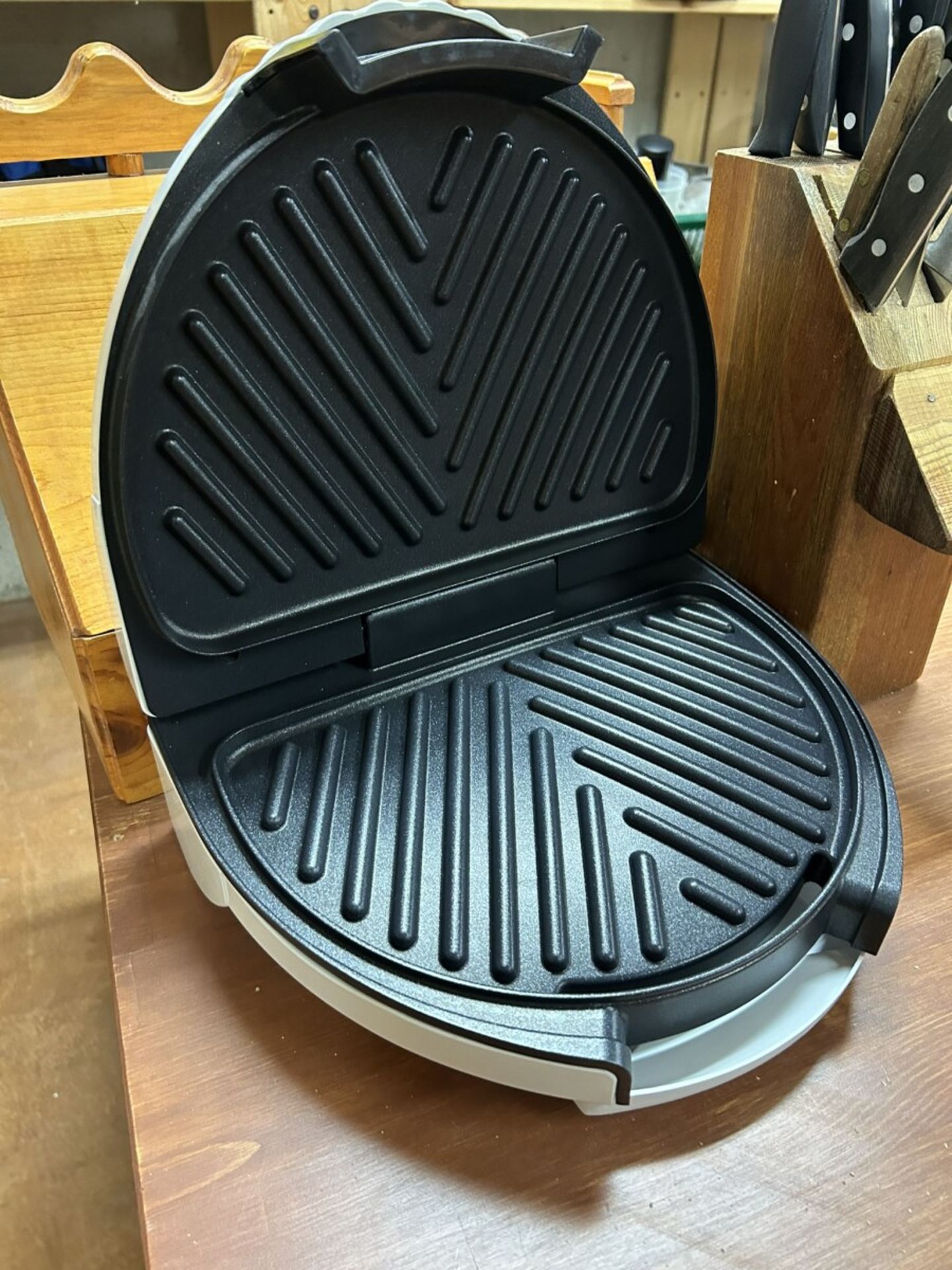 BREAD BOX, ELECTRIC GRILLE, KNIFE BLOCK - Image 2 of 5