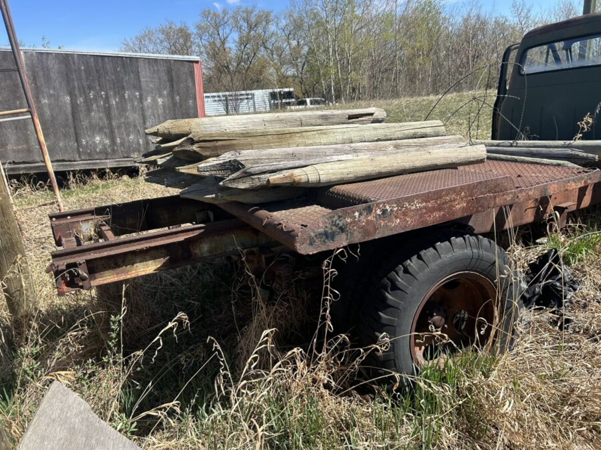 1956 FORD F600 CAB & CHASSIS W/STD TRANS, V8 ENG. (PROJECT) - LOCATED 22 KM EAST OF PONOKA - Image 3 of 7
