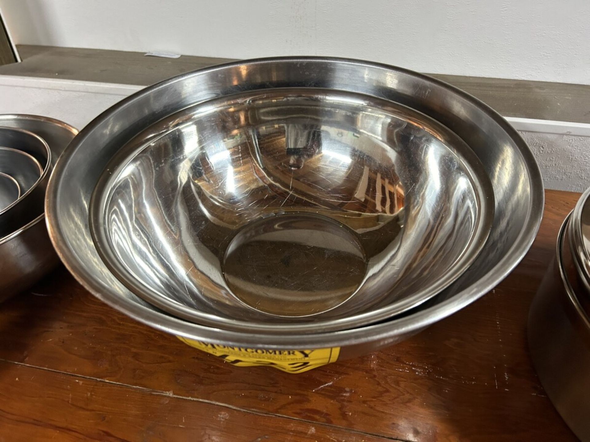 L/O ASSORTED STAINLESS STEEL BOWLS, STANLESS STEEL STACKING TINS - Image 3 of 4