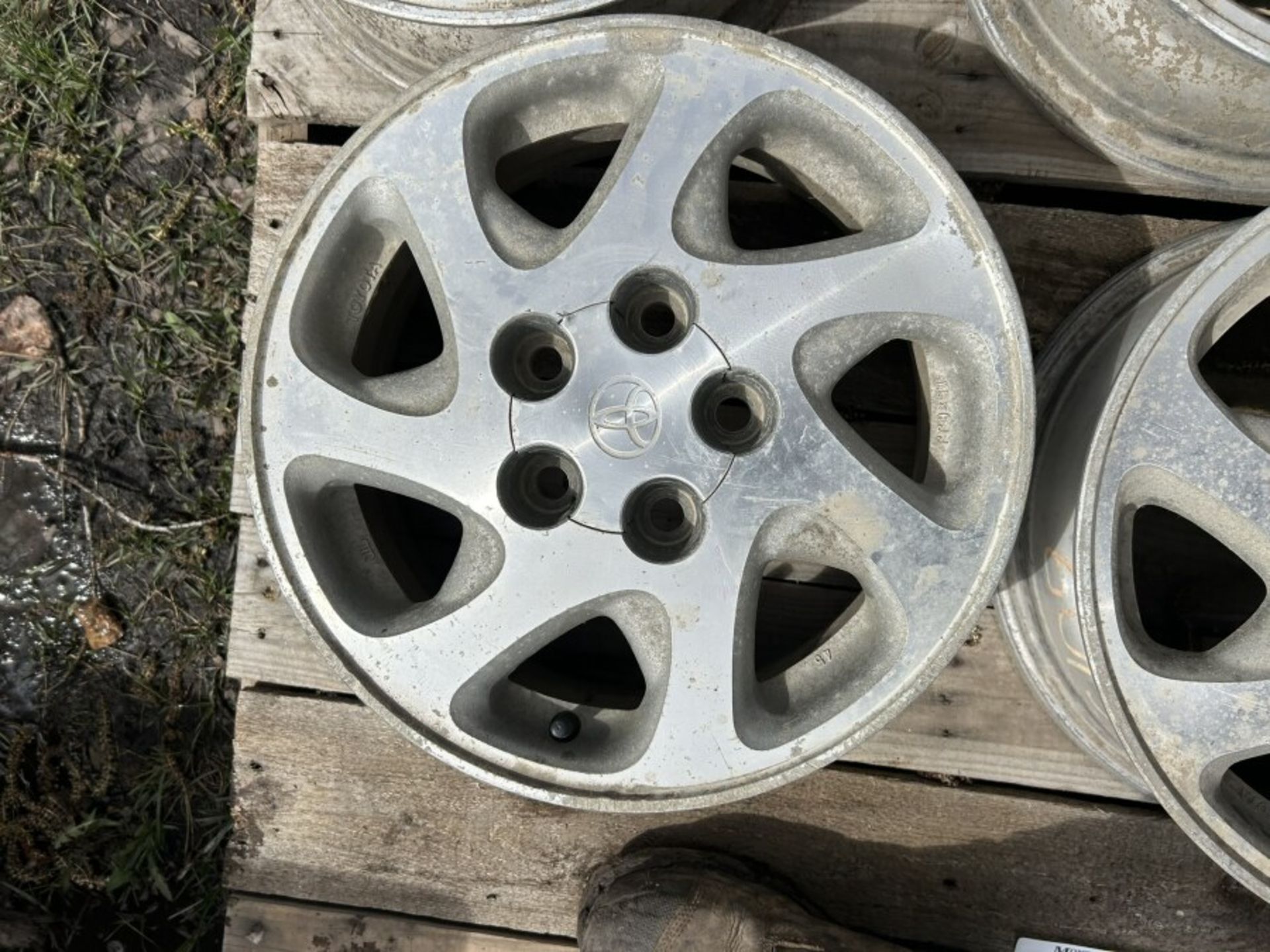 4-16 IN TOYOTA 5 BOLT ALUMINUM RIMS - Image 6 of 7