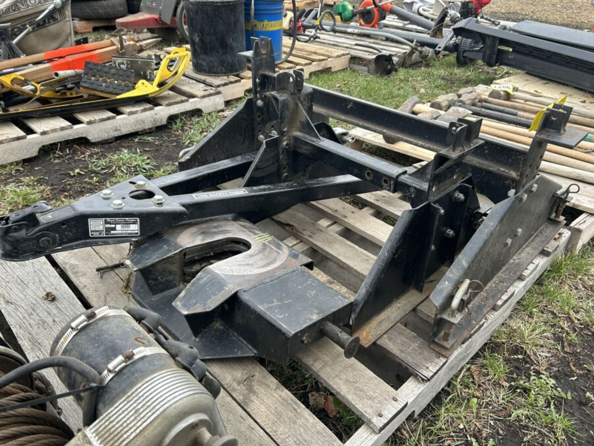 L/O ASSORTED 5W HITCH COMPONENTS AND TOW BAR, ETC