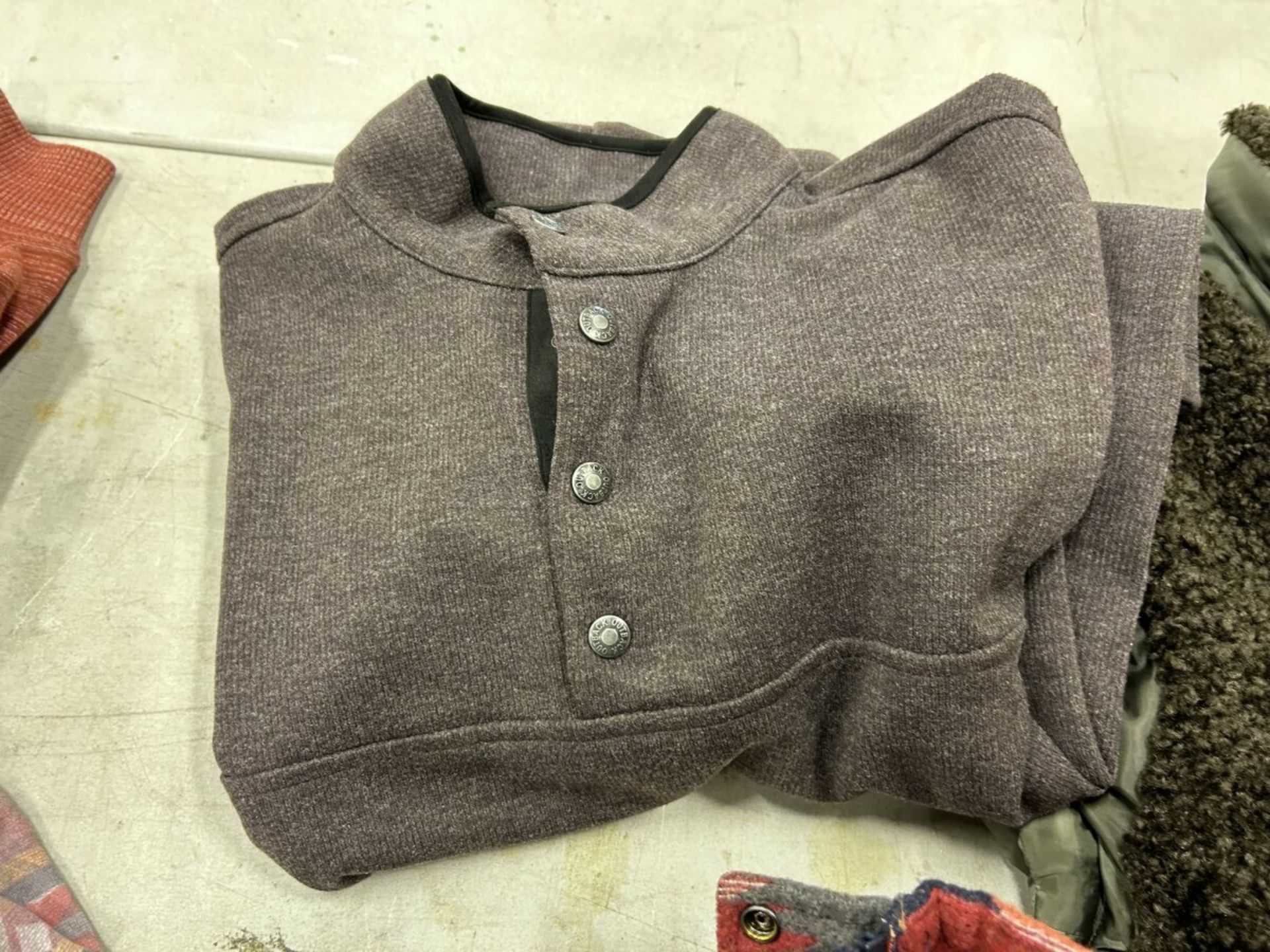 L/O SWEATERS AND COATS: WRANGLER XL, OUTBACK XXL, CINCH XXL, TRIBAL JEANS XL - Bild 3 aus 5