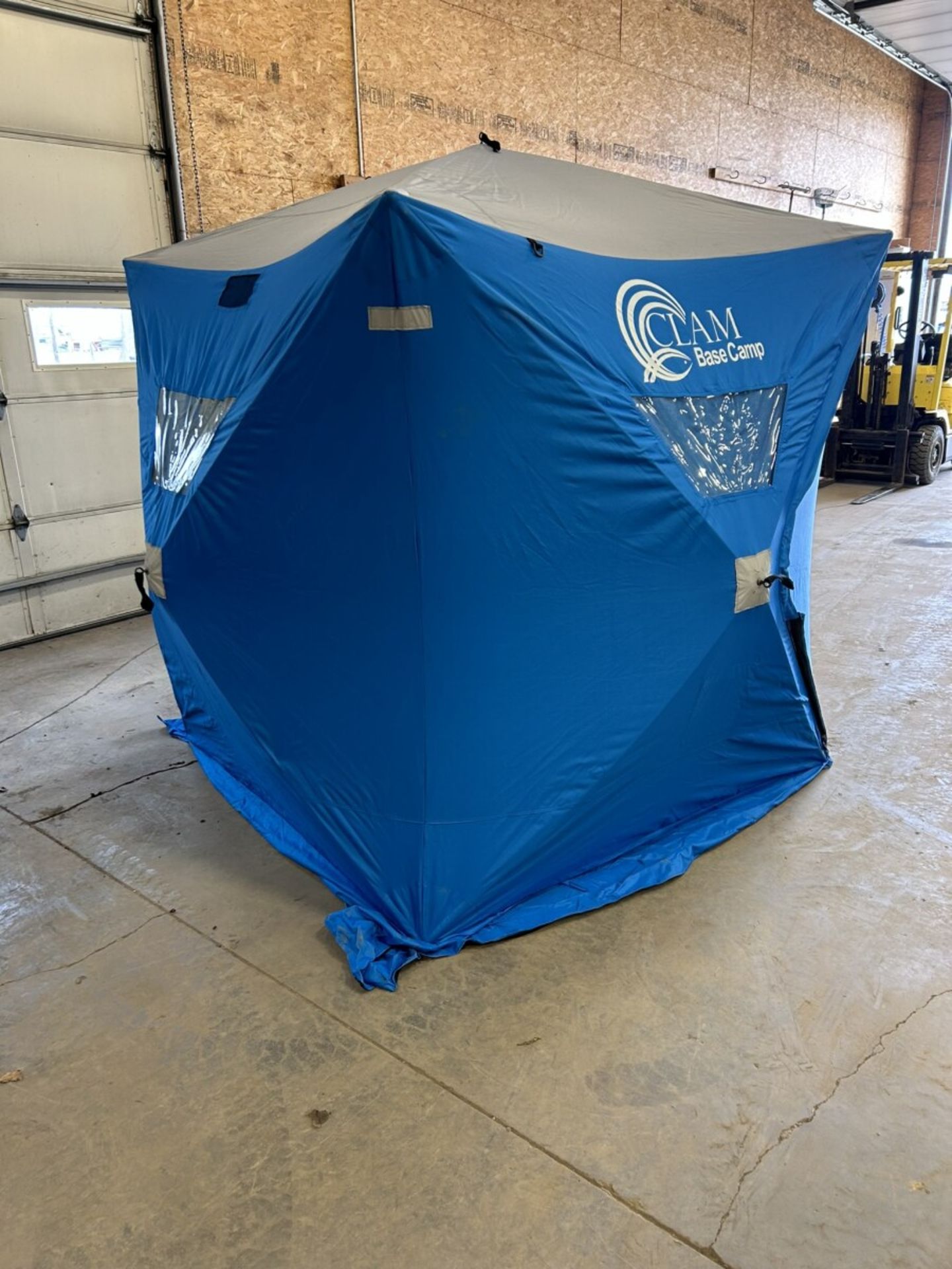 BASE CAMP COLLAPSIBLE ICE FISHING TENT - Image 2 of 8