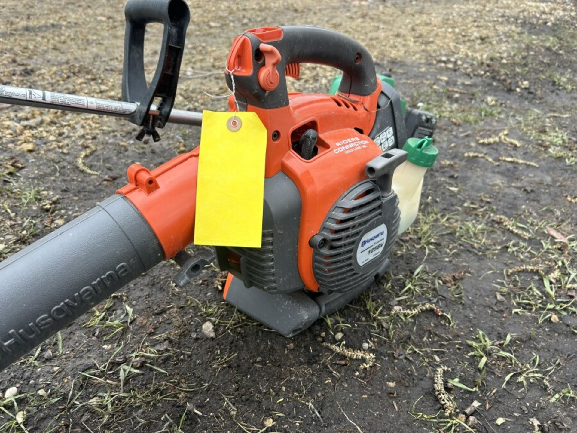 HUSQVARNA 1258V GAS POWERED BLOWER AND WEEK EATER, XT 200 GAS POWERED STRING TRIMMER - Image 5 of 5