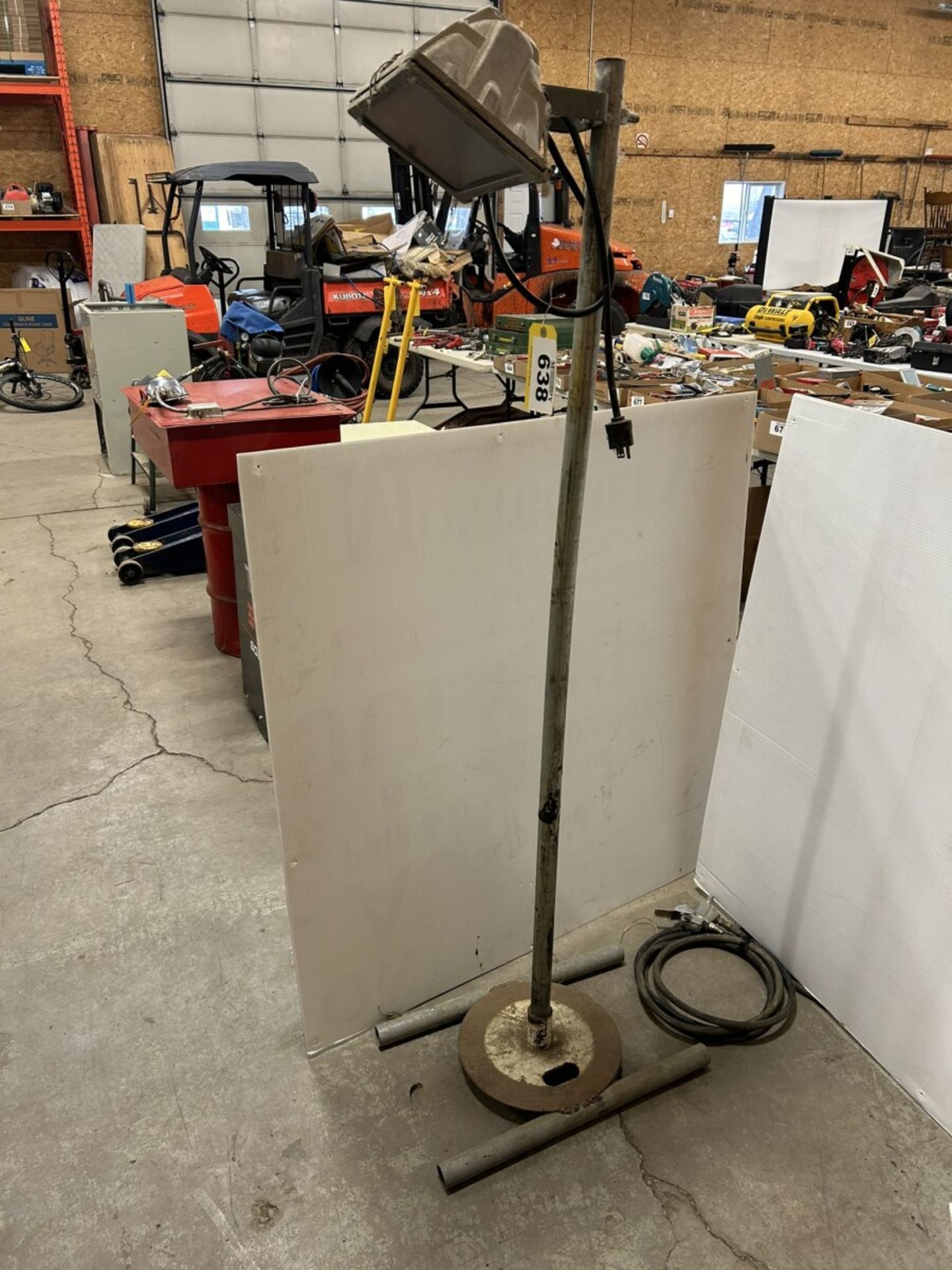 HALOGEN WORK LIGHT W/ PEDESTAL STAND