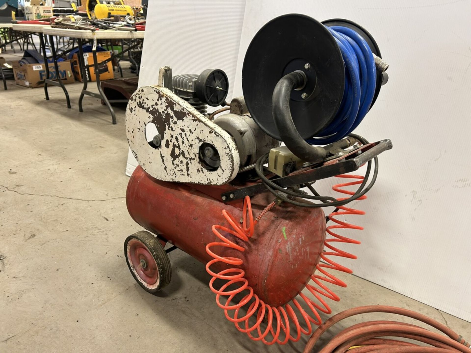 115V AIR COMPRESSOR W/ HOSE AND REEL - Image 3 of 7