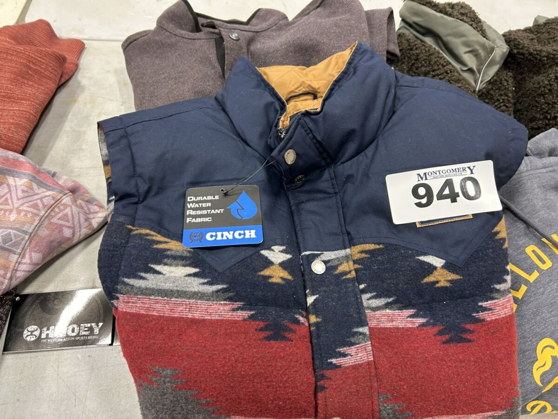 L/O SWEATERS AND COATS: WRANGLER XL, OUTBACK XXL, CINCH XXL, TRIBAL JEANS XL - Image 2 of 5