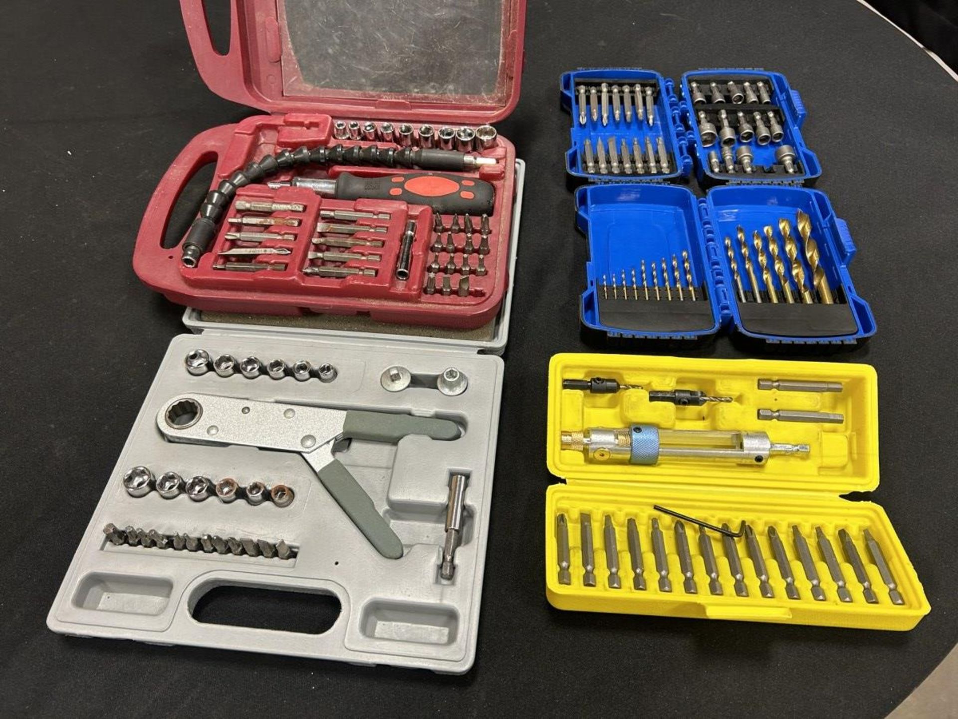 L/O ASSORTED DRIVER BITS & DRILL BITS