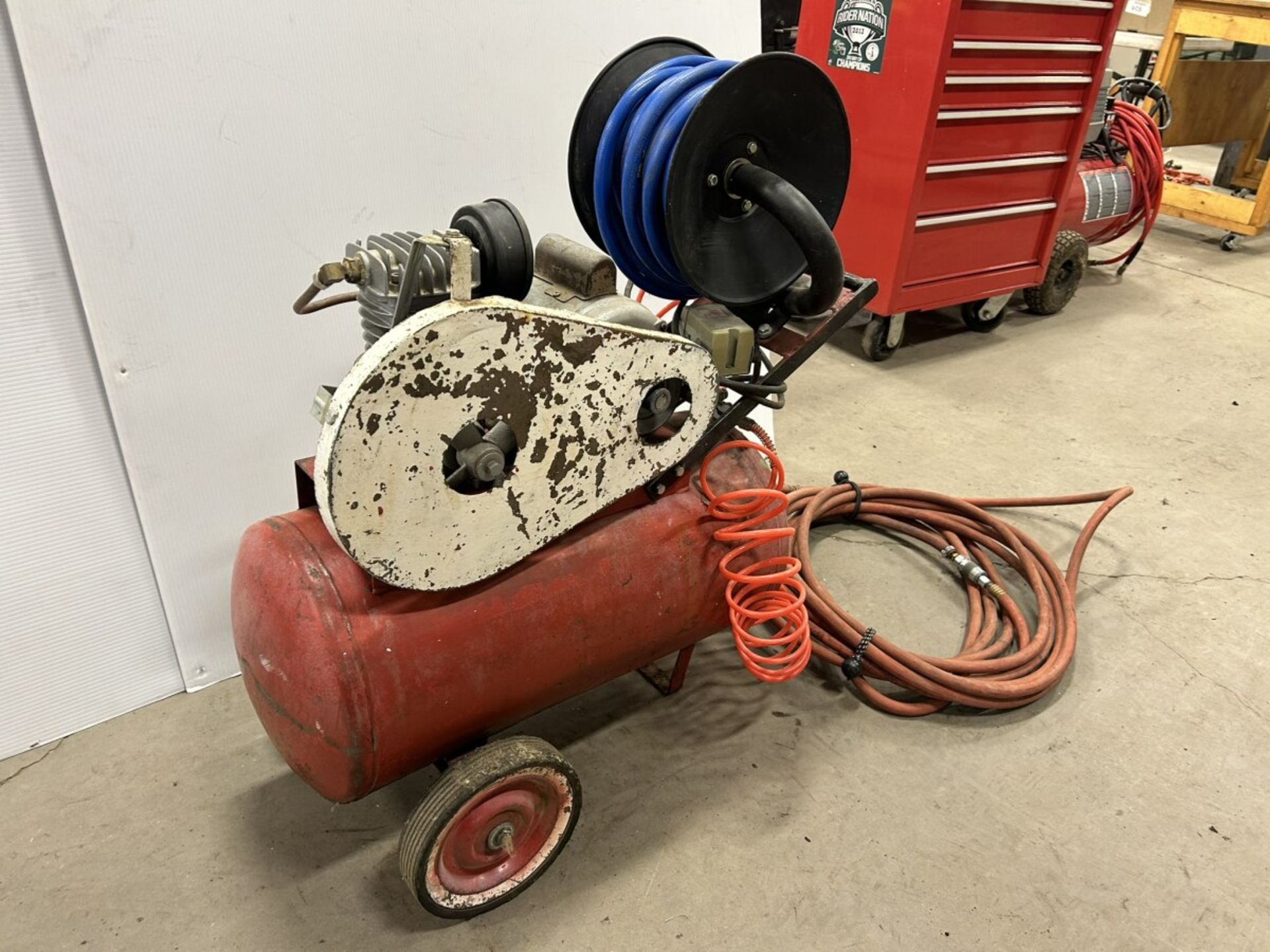 115V AIR COMPRESSOR W/ HOSE AND REEL