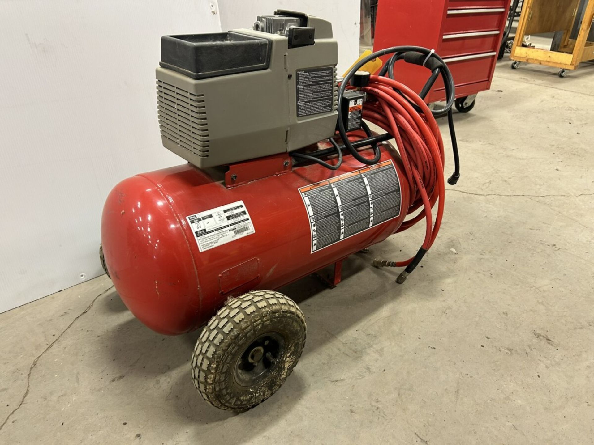 PORTER CABLE 150 PSI AIR COMPRESSOR W/ AIR HOSE - Image 6 of 7