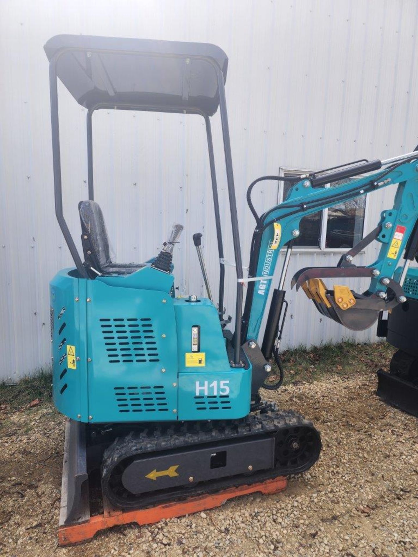 2024 AGT H15 MINI EXCAVATOR (UNUSED) S/N: A2310153282