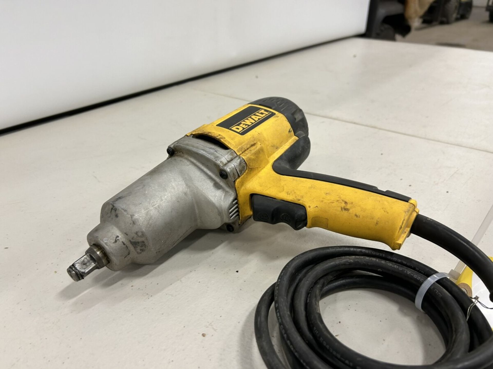 DEWALT 1/2IN IMPACT WRENCH - Image 2 of 4