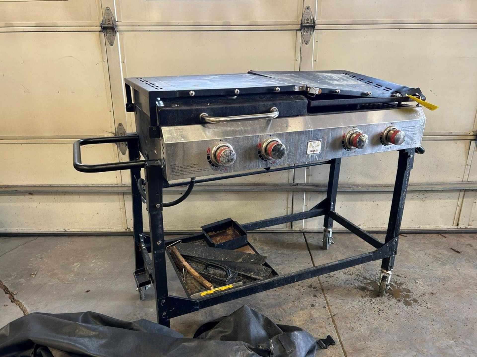 LPG BBQ GRILL, 4 BUNRNER, W/ WHEELS, & COVER