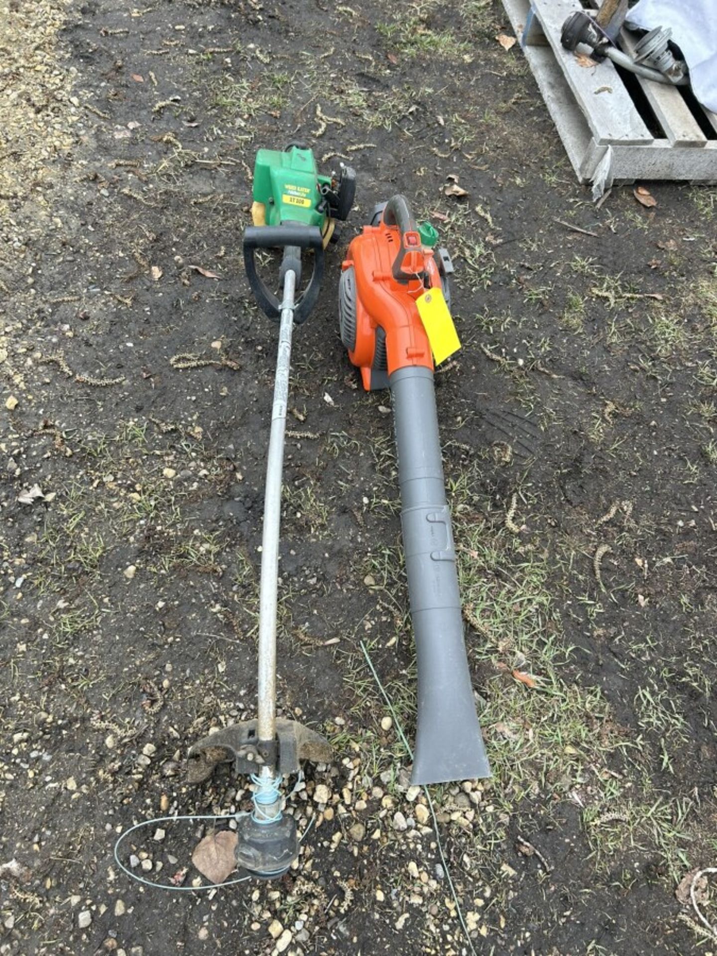 HUSQVARNA 1258V GAS POWERED BLOWER AND WEEK EATER, XT 200 GAS POWERED STRING TRIMMER - Image 3 of 5