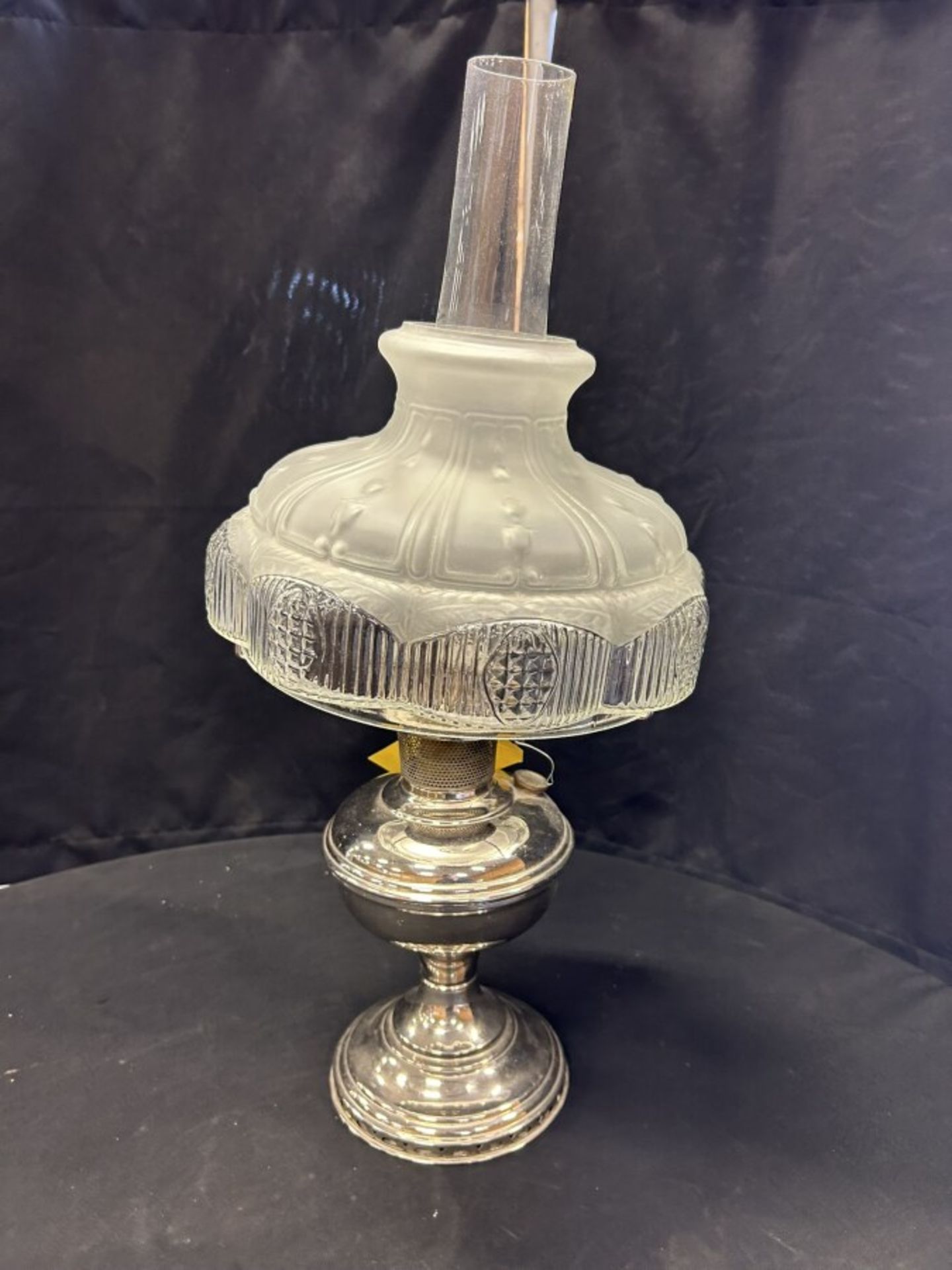 ANTIQUE ALADDIN MODEL 11 TABLE OIL LAMP - Image 3 of 5