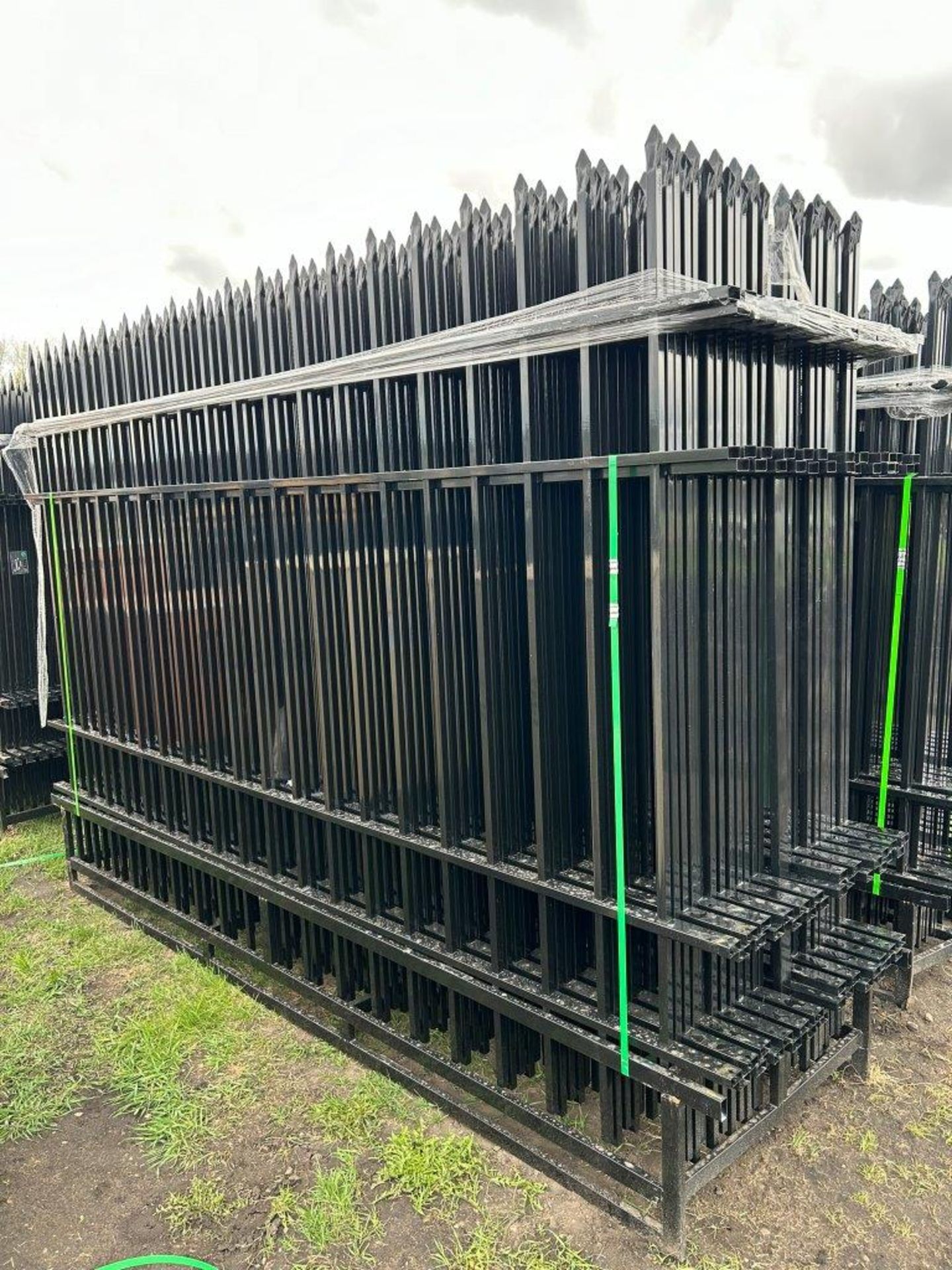 UNUSED 2024 4-RAIL FENCING WITH 24 PCS OF REGULAR IRON FENCING - Image 2 of 6