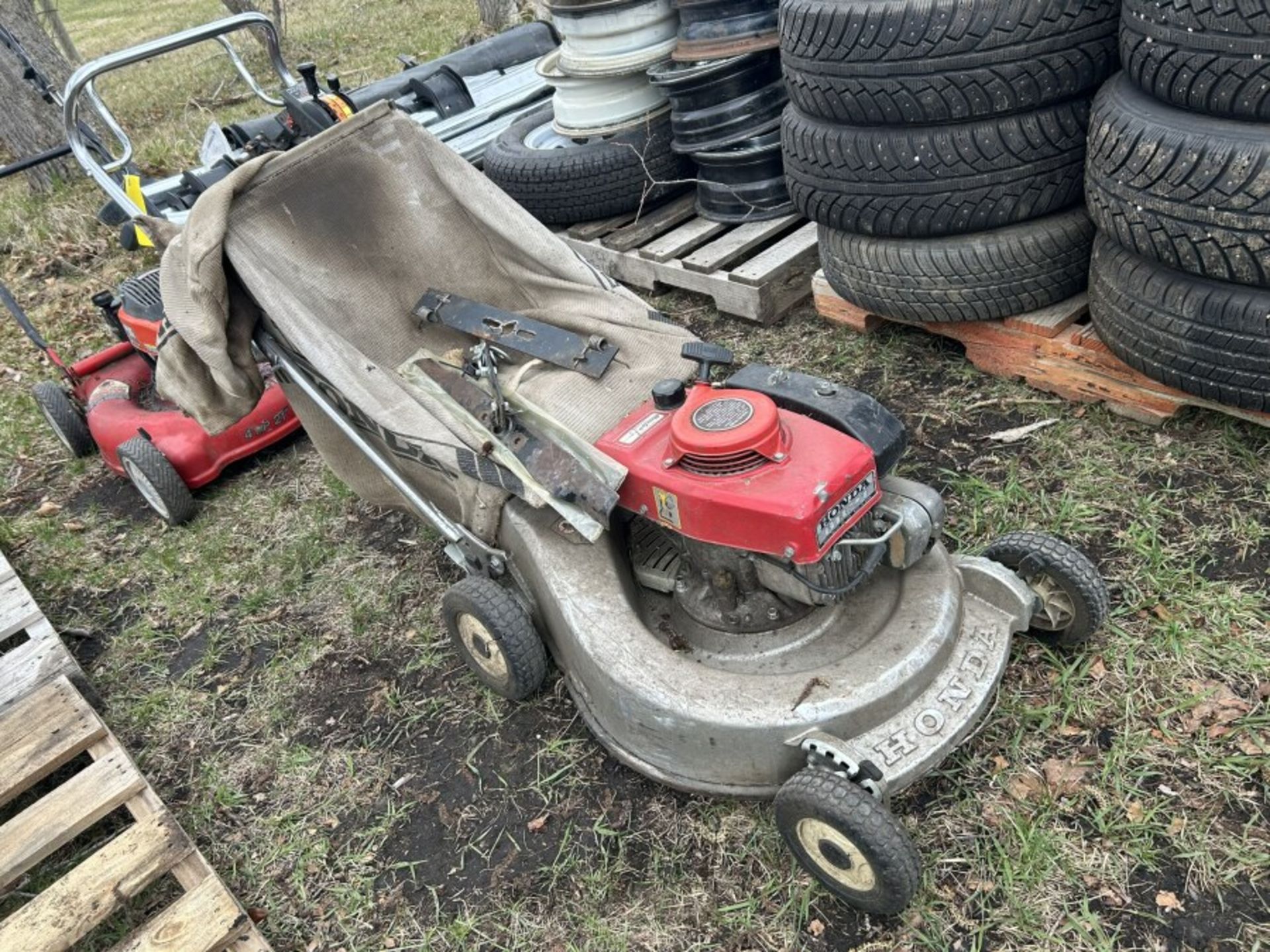 HONDA SELG PROPELLED LAWN MOWER W/BAGGER AND EXTRA BLADES
