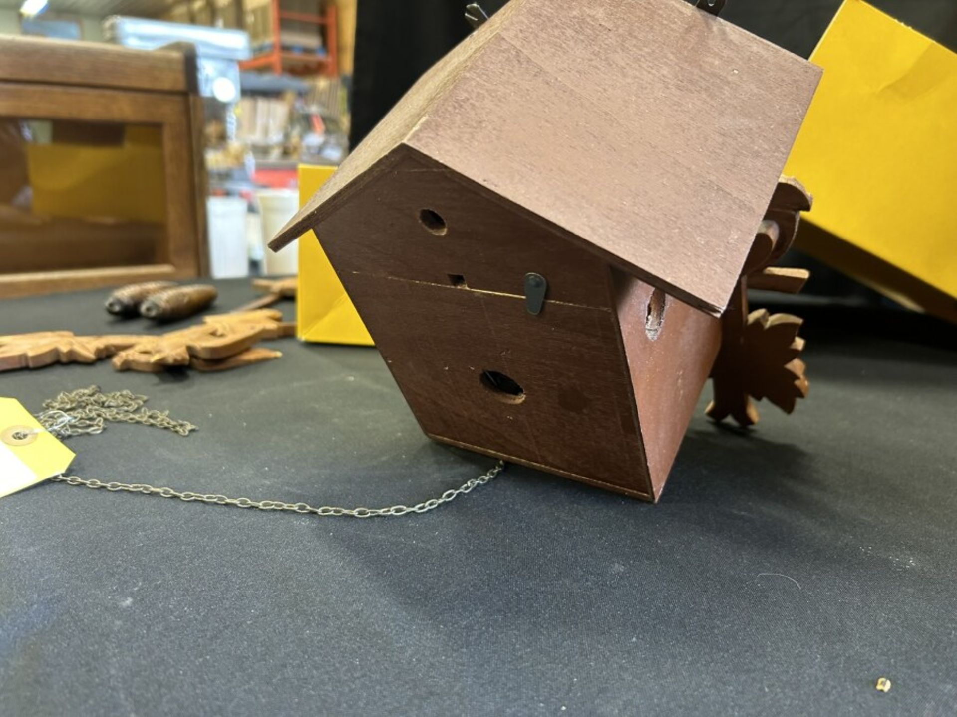 1960'S CUCKOO CLOCK (NEEDS CHAIN RE-THREADED) - Bild 6 aus 6