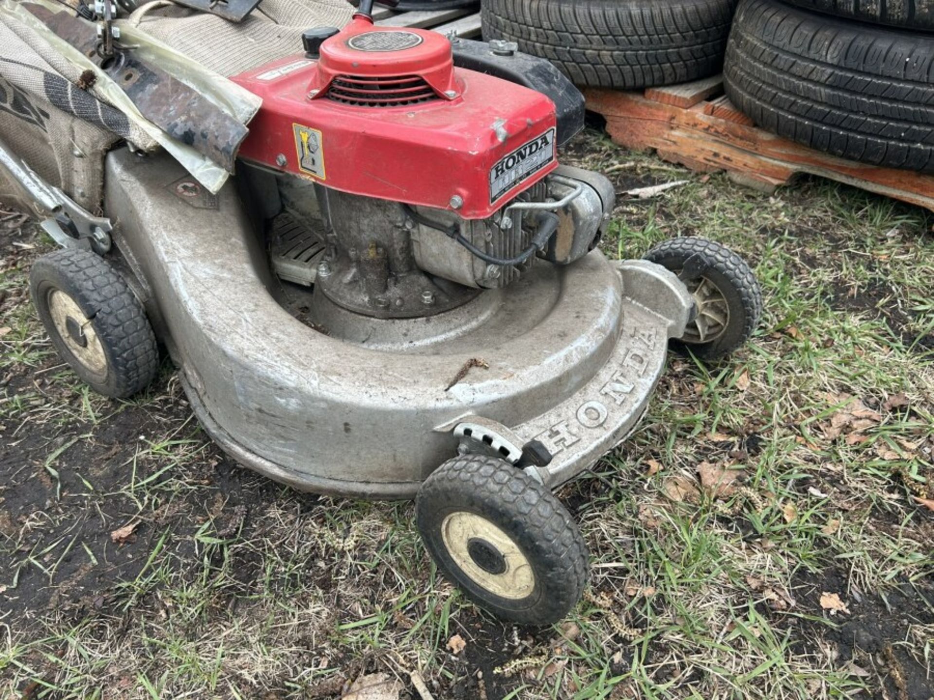 HONDA SELG PROPELLED LAWN MOWER W/BAGGER AND EXTRA BLADES - Image 2 of 6