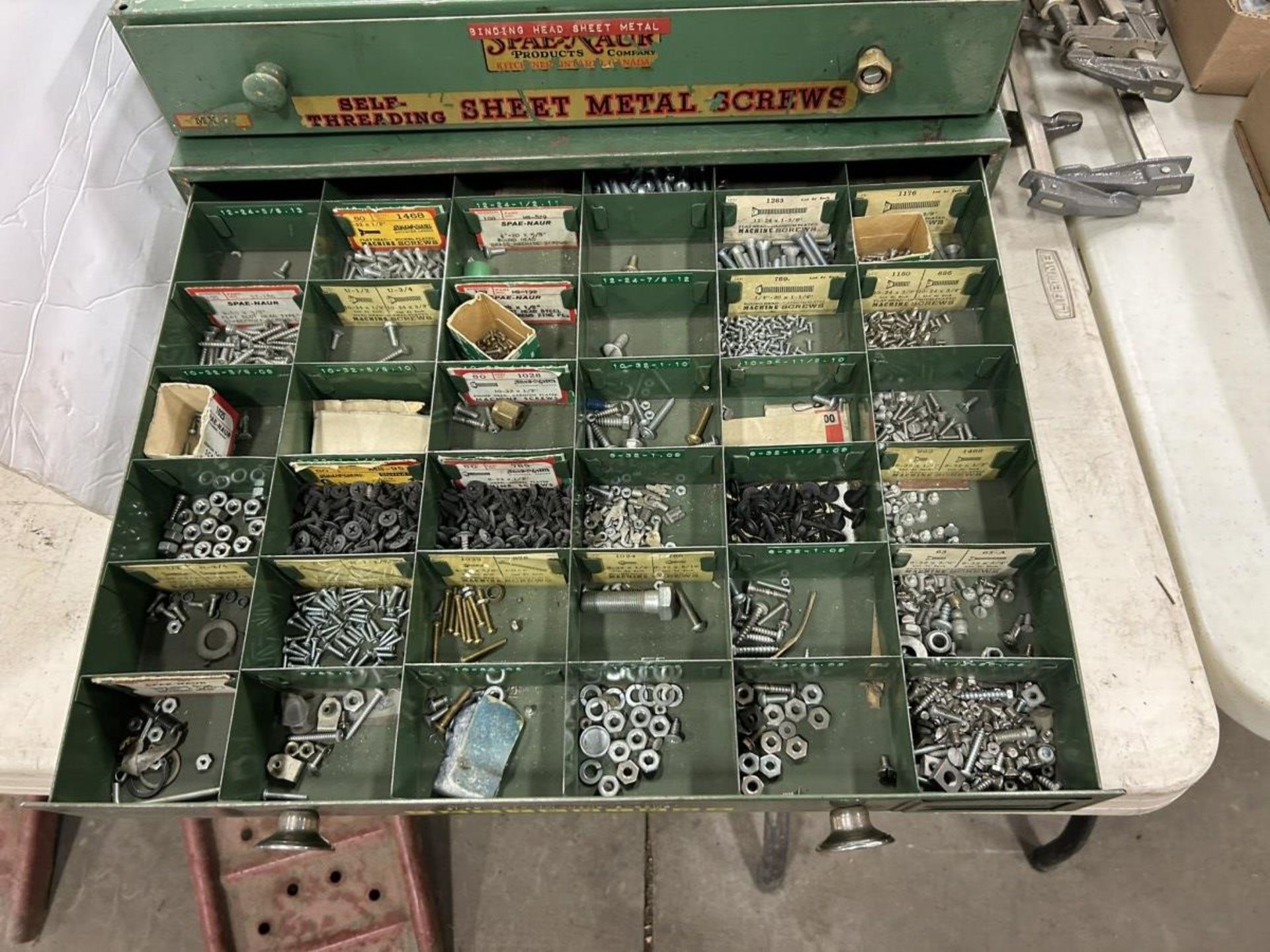 BOLT BIN DRAWERS AND ASSORTED SCREWS AND FASTENERS - Image 3 of 4