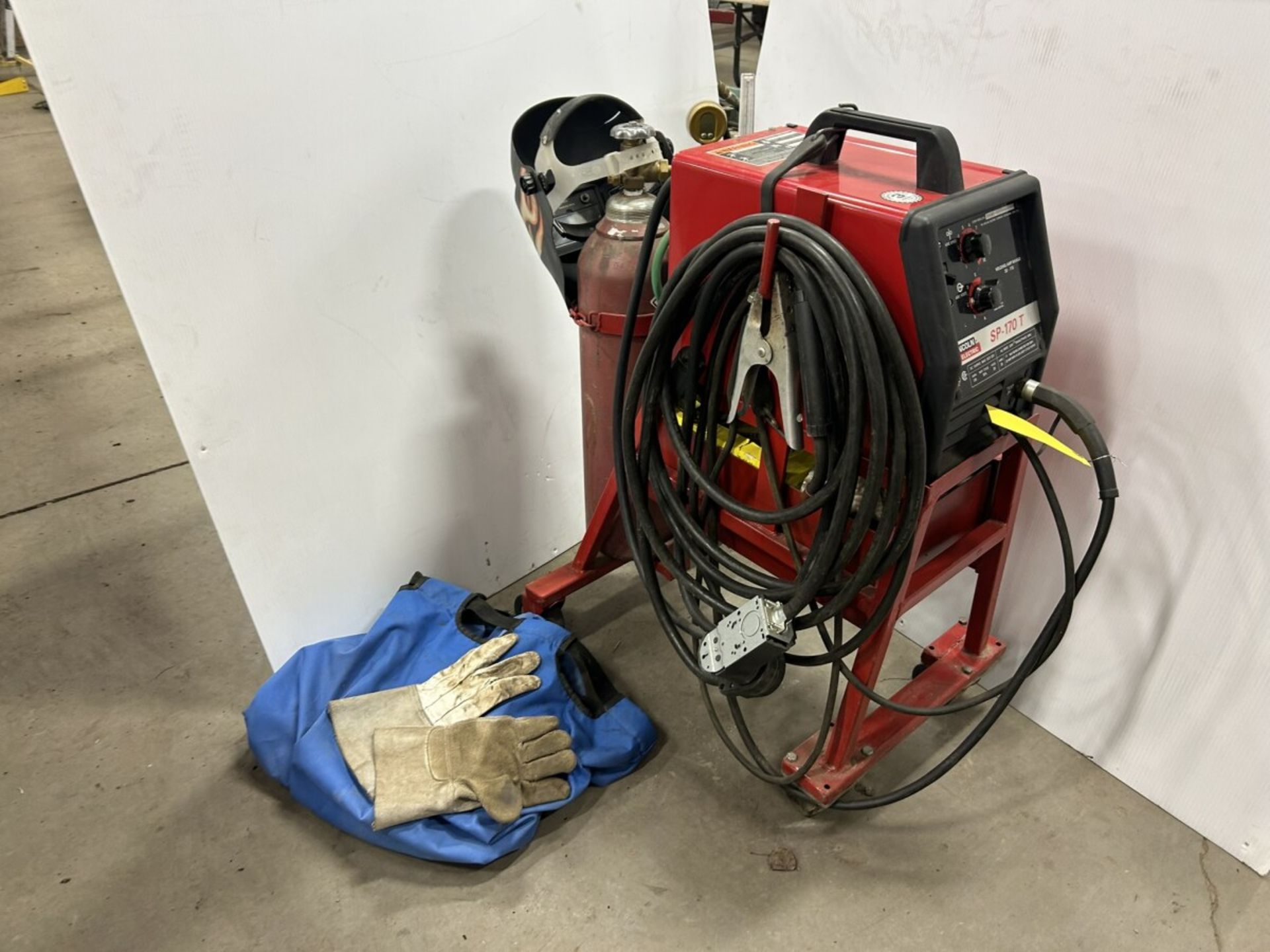 LINCOLN ELECTRIC SP-170T MIG WELDING POWER SOURCE W/ CABLES, CART AND BOTTLE S/N 10261-U1970905182