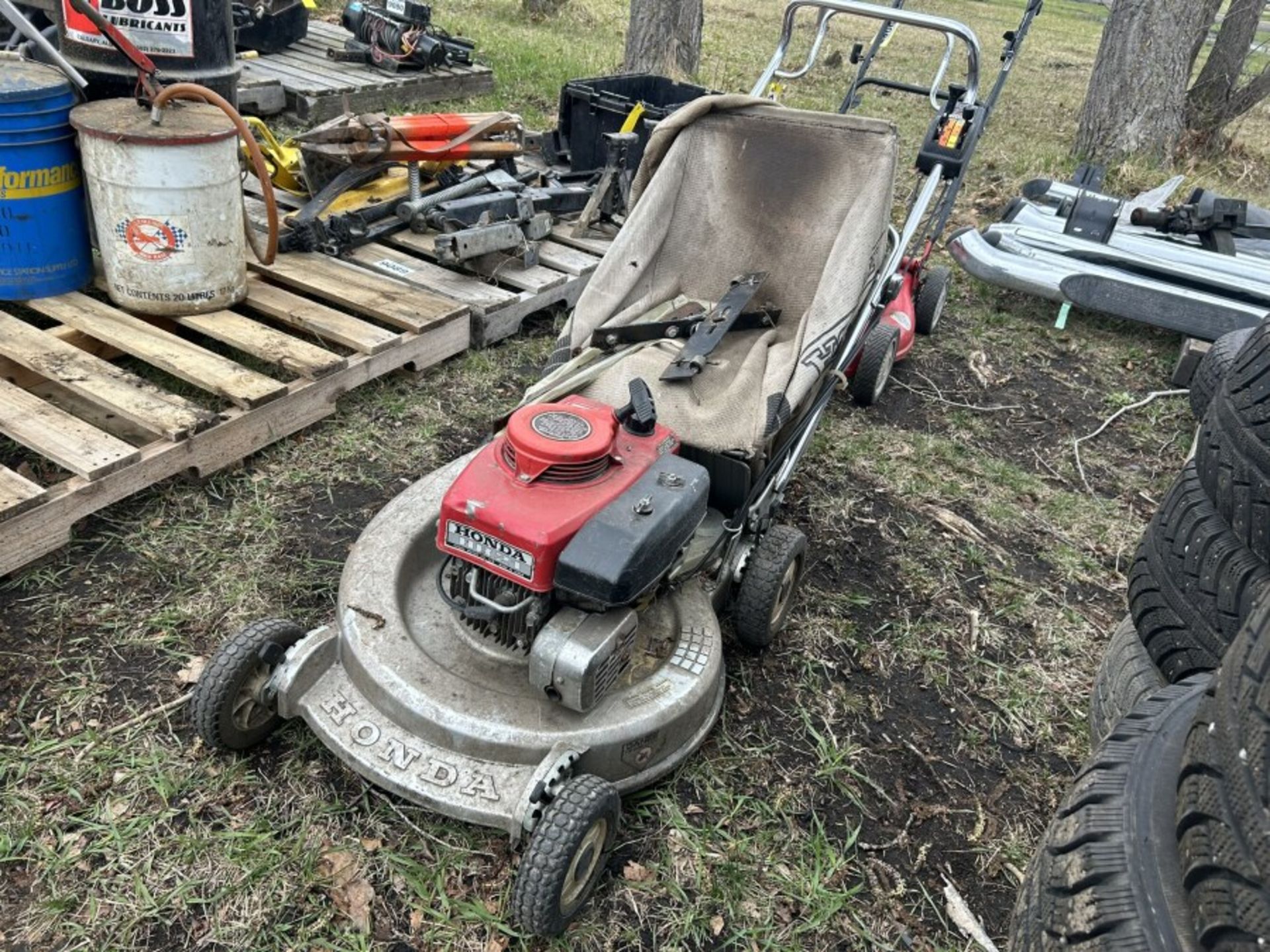 HONDA SELG PROPELLED LAWN MOWER W/BAGGER AND EXTRA BLADES - Image 3 of 6